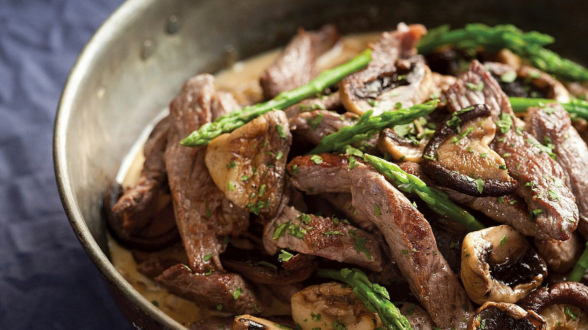 ביף סטרוגנוף של מיכל מוזס | צילום: דן לב, סטיילינג: אוריה גבע