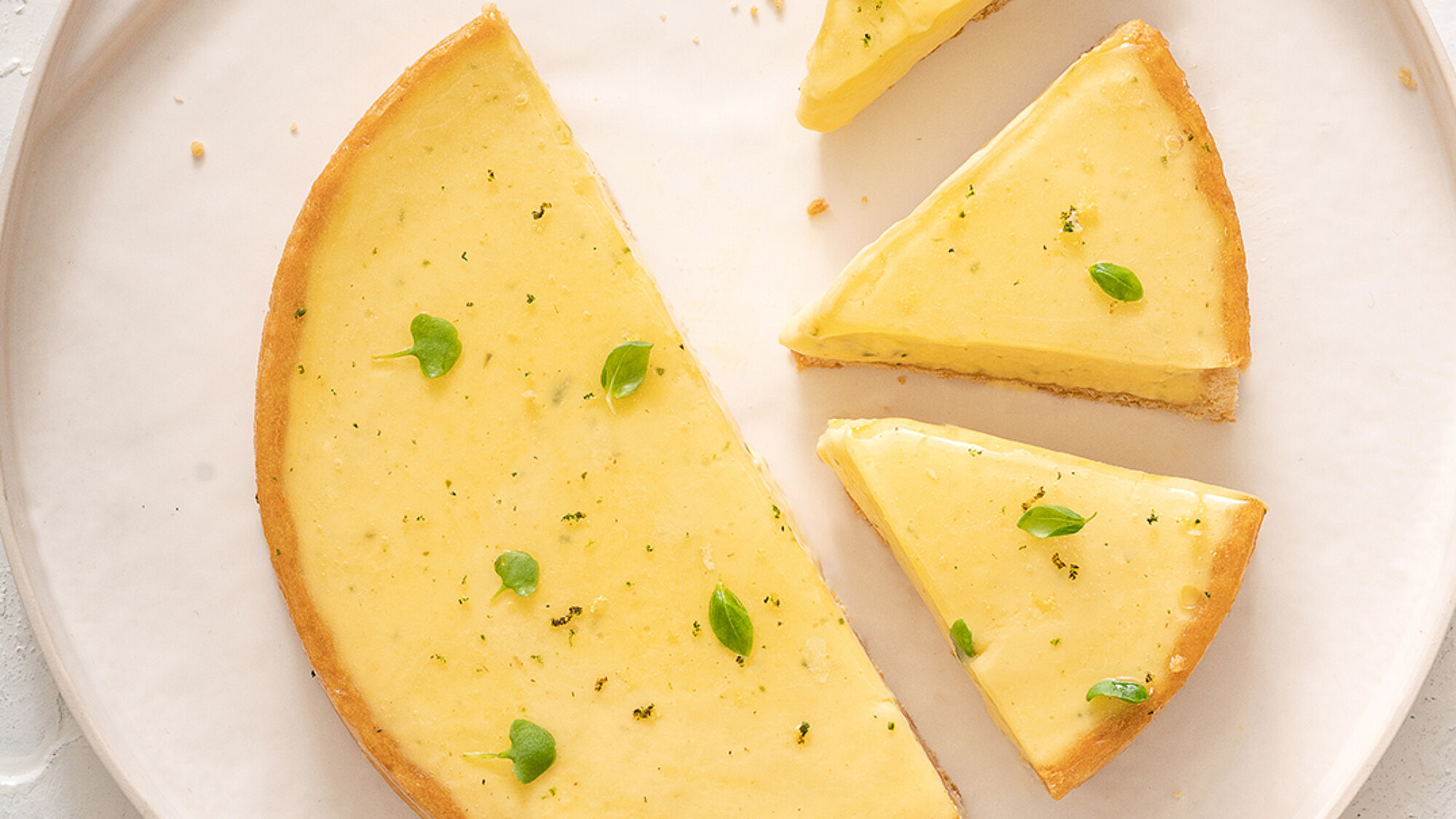 טארט לימון ובזילקום של קרן ואיציק קדוש | צילום: אנטולי מיכאלו, סטיילינג: אינה גוטמן טארט לימון ובזילקום של קרן ואיציק קדוש | צילום: אנטולי מיכאלו, סטיילינג: אינה גוטמן