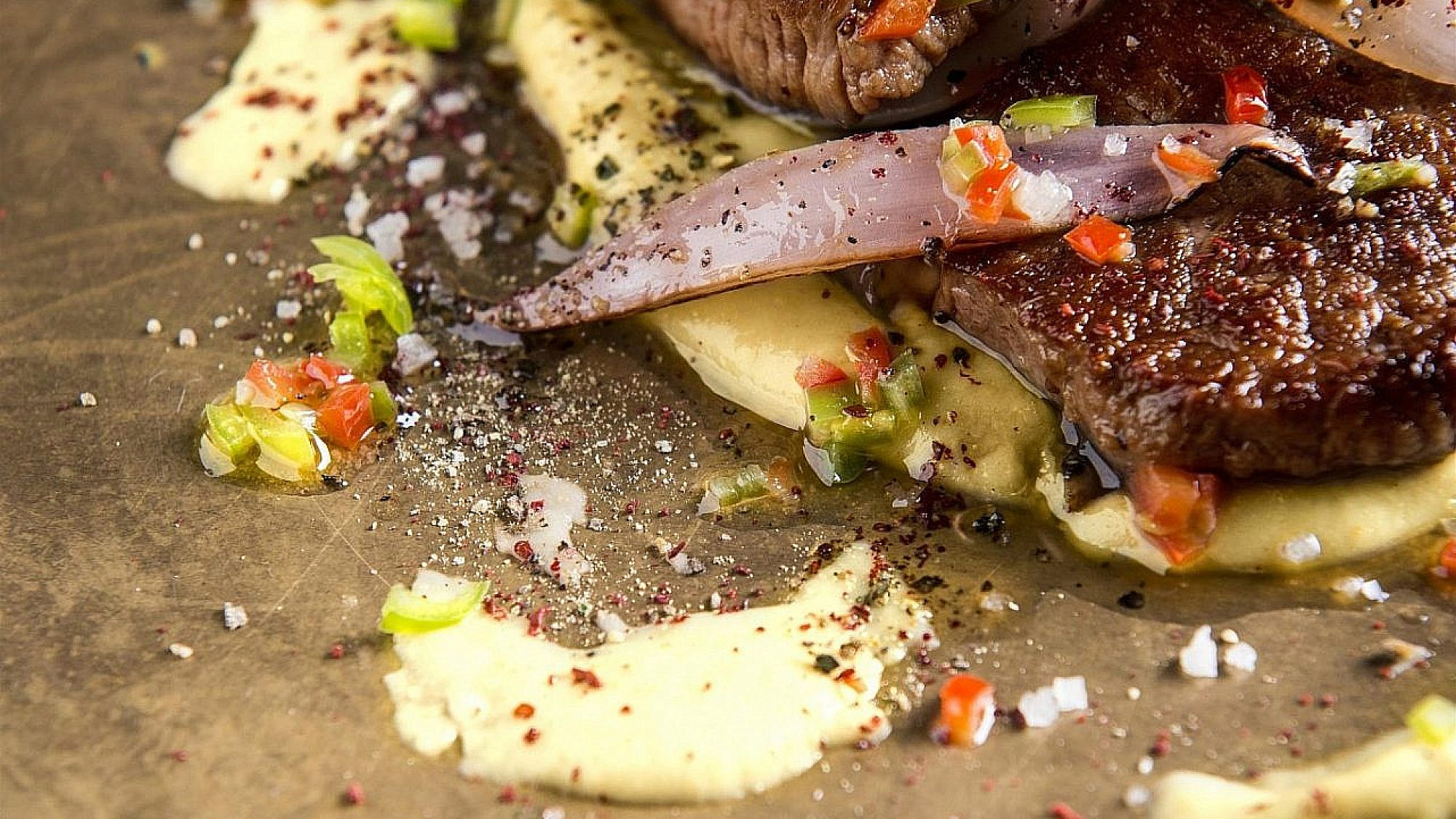 פילה בקר עם קרם חצילים וסלסת פלפלים חריפים של שף אבי כהן | צילום: בן יוסטר