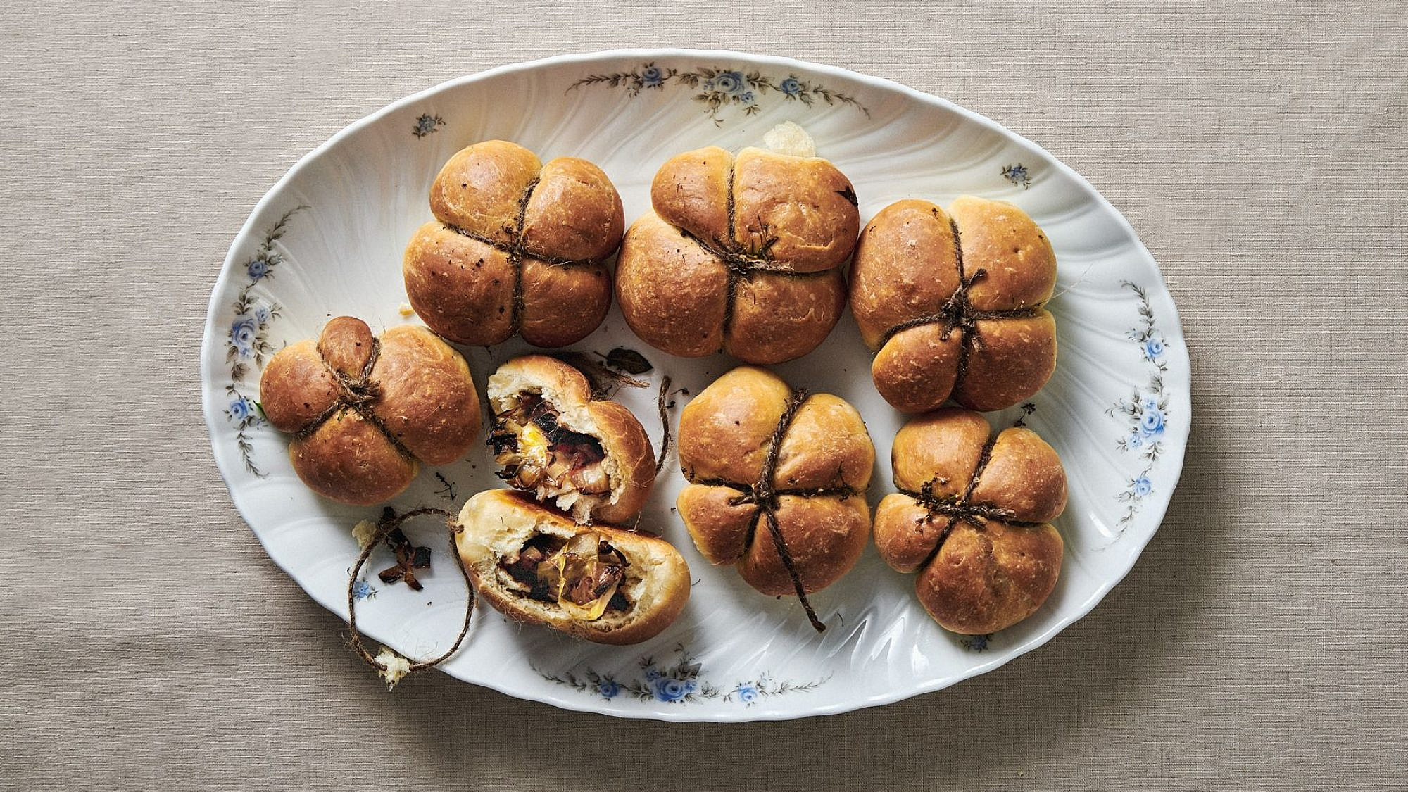 לחמניות ממולאות בכרוב וגבינה של דור ונגר | צילום: נועם פריסמן, סגנון: דור ונגר, טקסטיל: דורין פרנקפורט