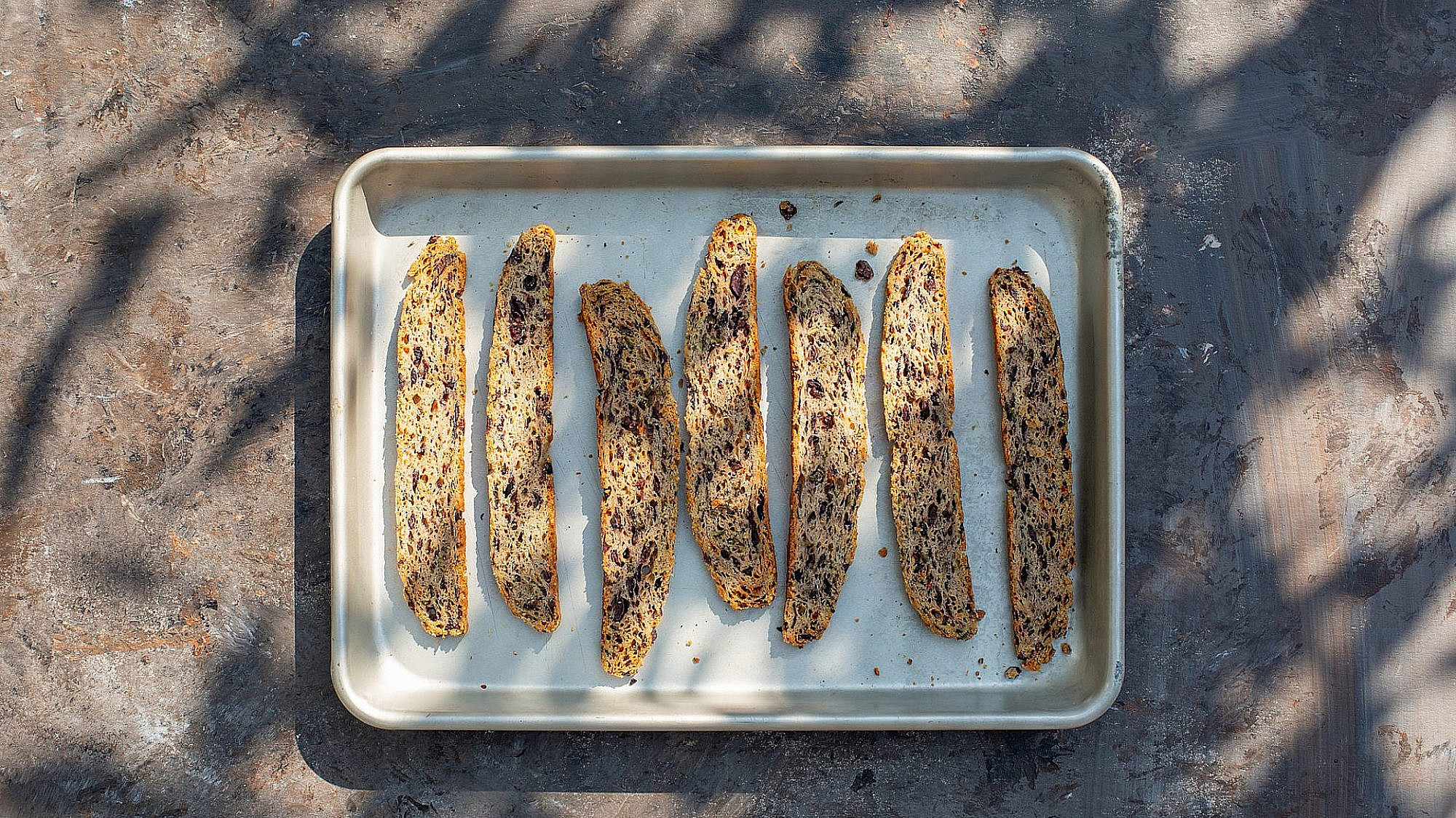 ביסקוטי זיתים של אריה קסטיאל ודורון גרונוביץ' (האחים) | צילום: אפרת לוזונוב; סטיילינג: עינב רייכנר