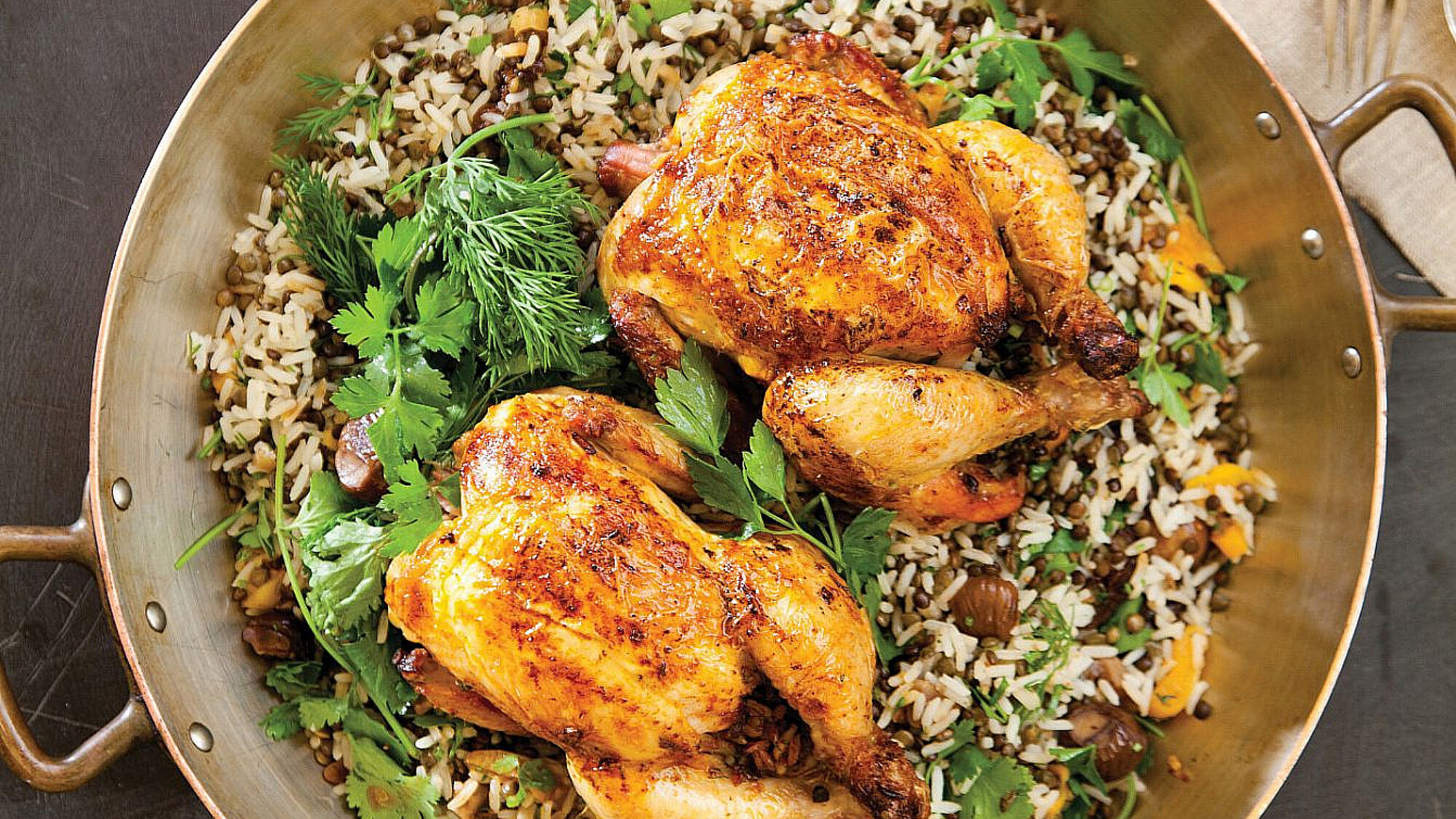 עופות צלויים ממולאים באורז, כבדים, ערמונים ופירות מיובשים של קייטרינג Atelier | צילום: דניאל לילה, סטיילינג: אורי שביט