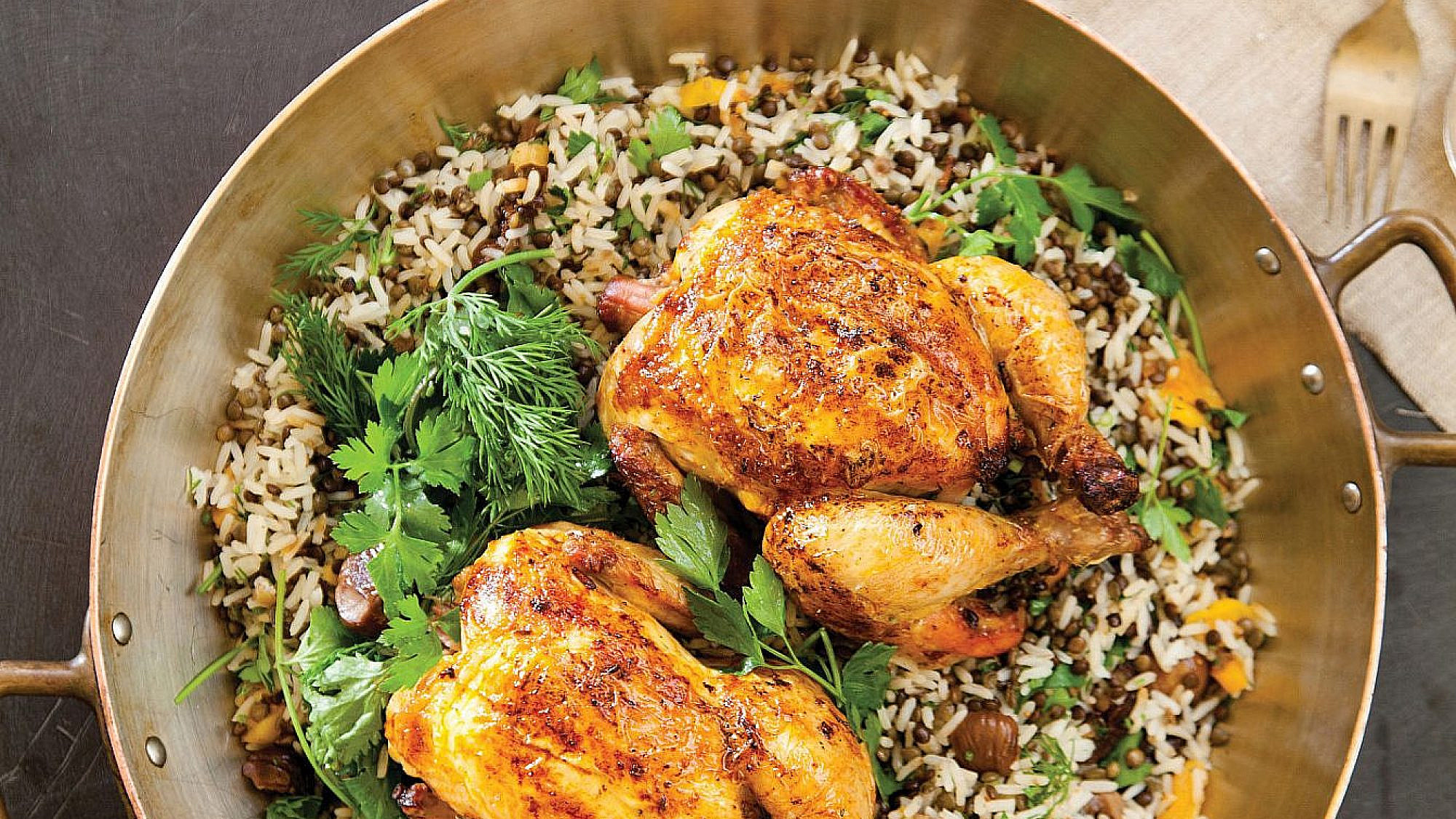 עופות צלויים ממולאים באורז, כבדים, ערמונים ופירות מיובשים של קייטרינג Atelier | צילום: דניאל לילה, סטיילינג: אורי שביט