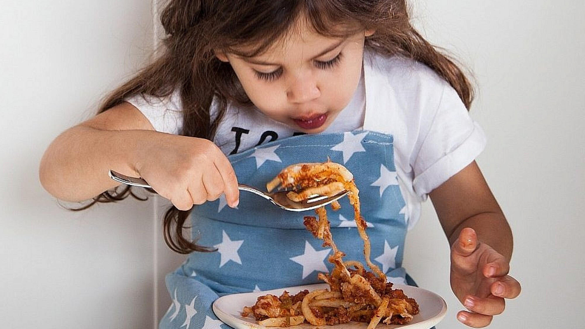 מאפה פסטה פיצ'י ברוטב בולונז, מוצרלה ופרמזן | צילום: דניאל לילה, סטיילינג: אוריה גבע