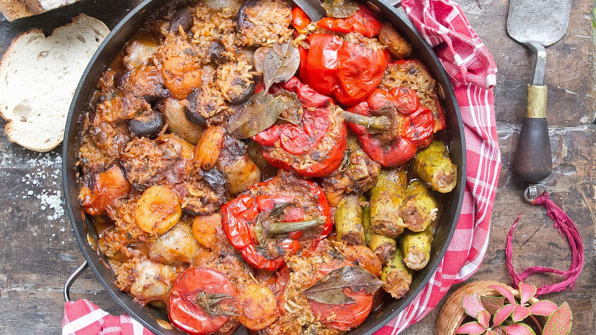 סיר הממולאים הגדול | צילום וסגנון: לימור לניאדו-תירוש סיר הממולאים הגדול | צילום וסגנון: לימור לניאדו-תירוש