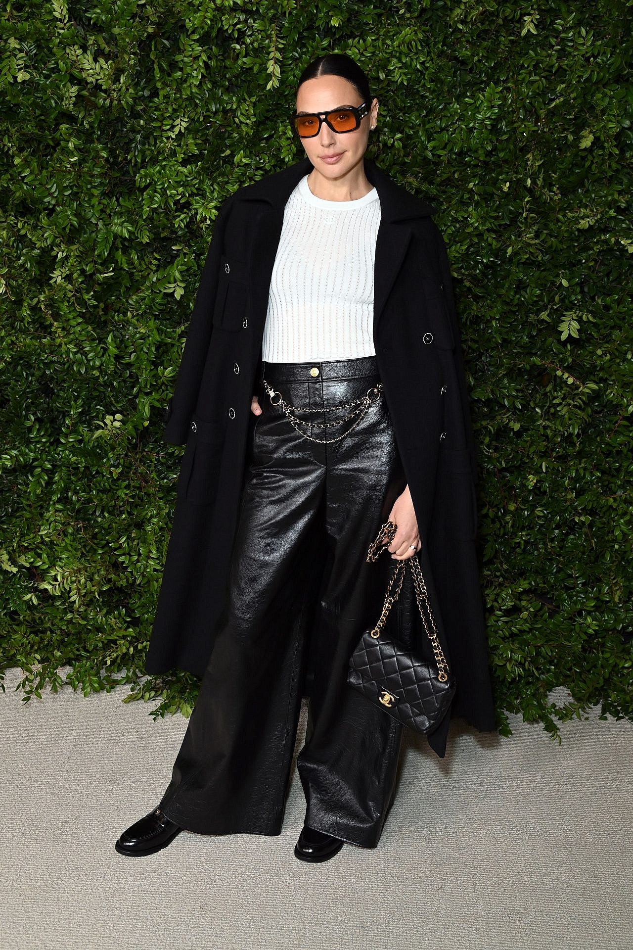 מולטי שרשרת כסופה שהיא כל הסיפור. גל גדות | צילום: Jon Kopaloff/WireImage via GettyImages