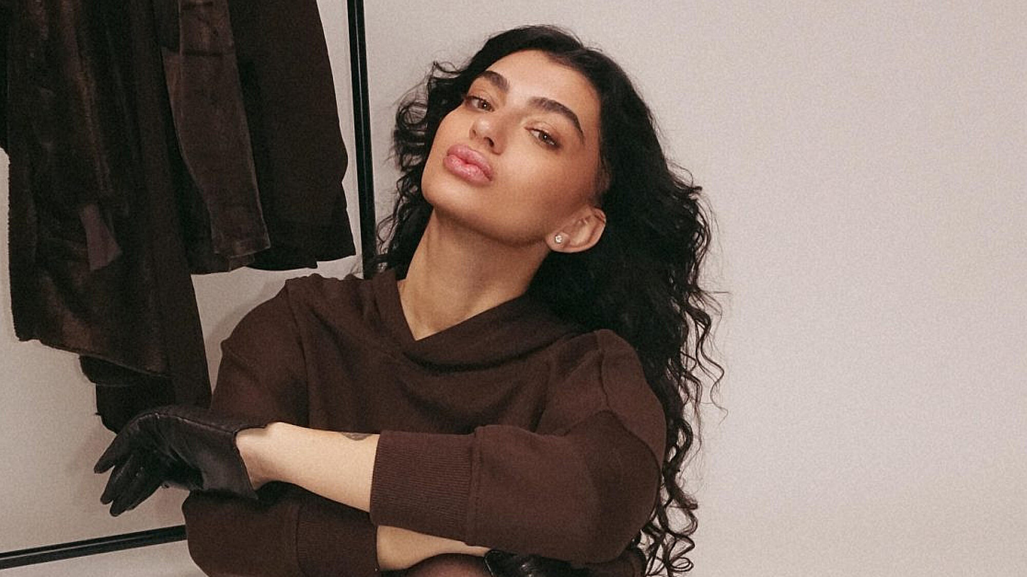 "במשך שנים הייתי סוג של גיבורה טרגית". פרידה עוזיאל בשיתוף פעולה עם גוטקס | צילום: עמית קלדרון "במשך שנים הייתי סוג של גיבורה טרגית". פרידה עוזיאל בשיתוף פעולה עם גוטקס | צילום: עמית קלדרון