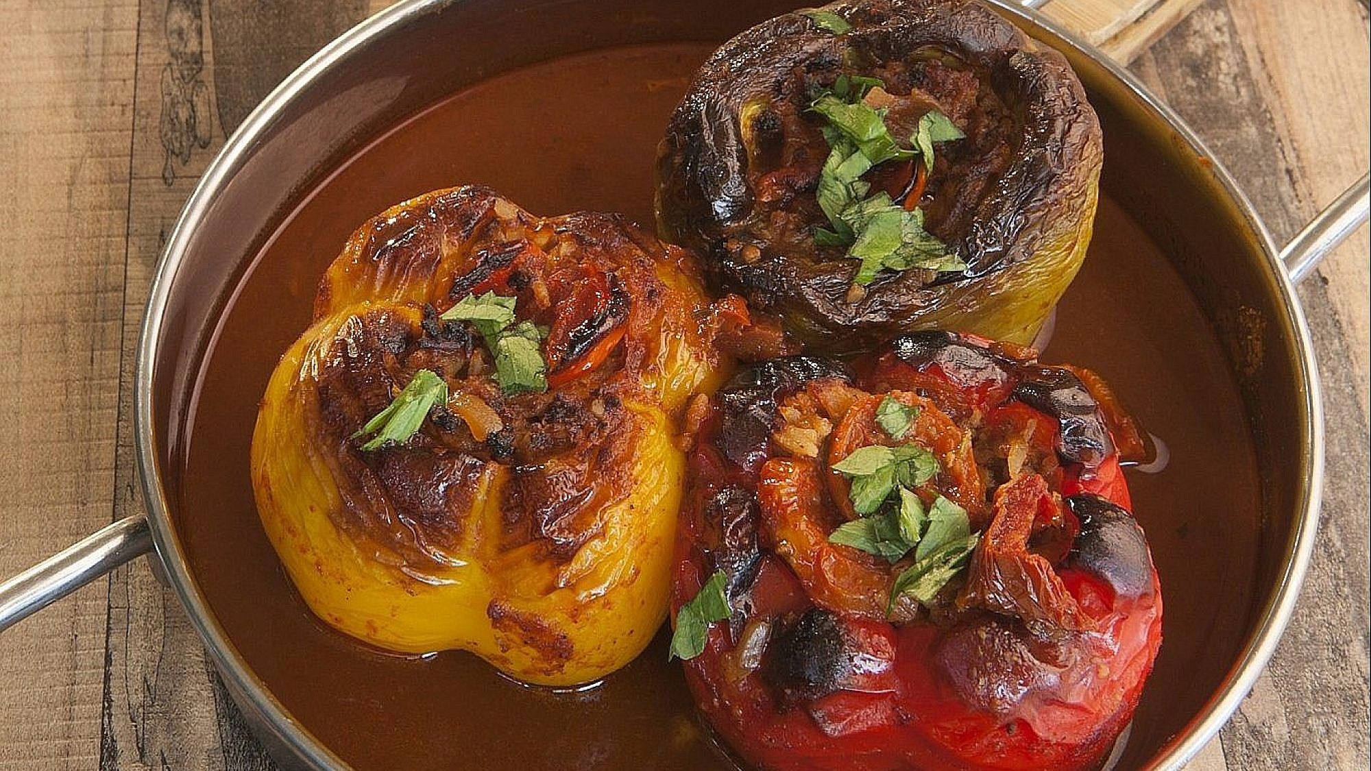 פלפלים ממולאים בבשר ובאורז של שפית גילה אבידן | צילום: שי ניבורג