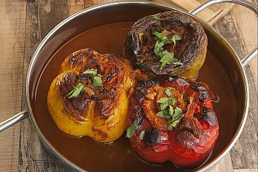 פלפלים ממולאים בבשר ובאורז של שפית גילה אבידן | צילום: שי ניבורג