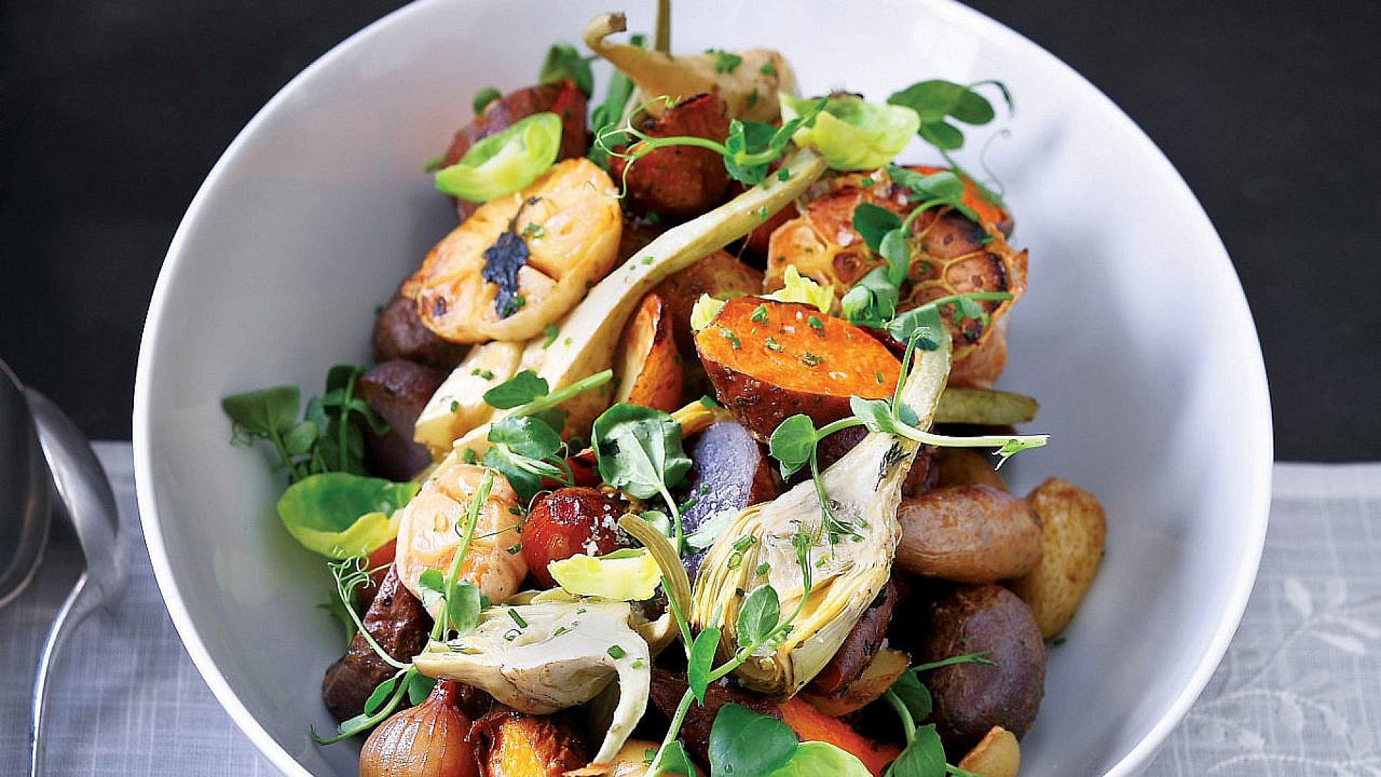 קדרת ירקות שורש צלויים של יוסי שטרית | צילום: דן פרץ, סטיילינג: עמית פרבר קדרת ירקות שורש צלויים של יוסי שטרית | צילום: דן פרץ, סטיילינג: עמית פרבר