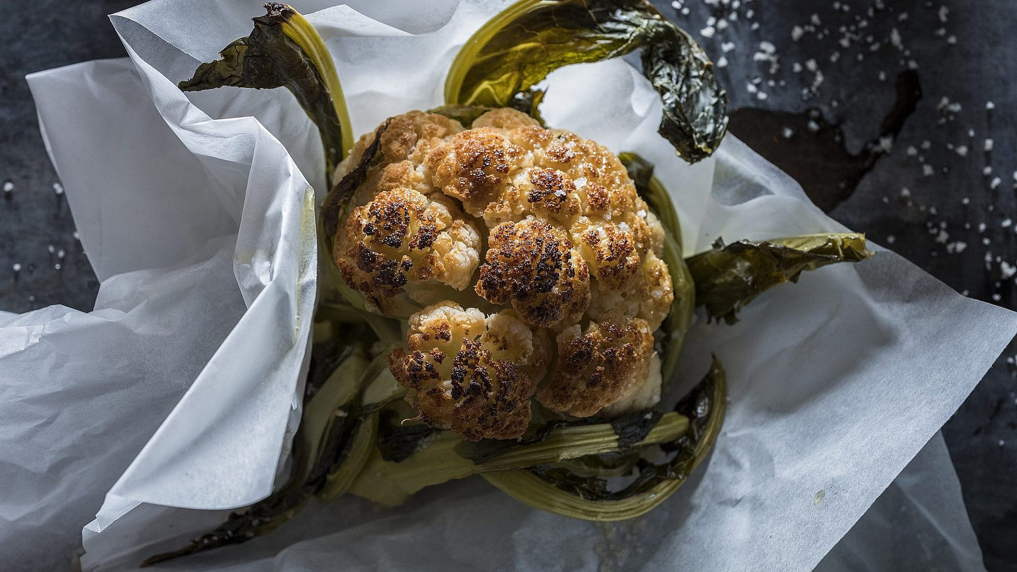 כרובית שלמה אפויה בתנור של אייל שני | צילום: אנטולי מיכאלו כרובית שלמה אפויה בתנור של אייל שני | צילום: אנטולי מיכאלו