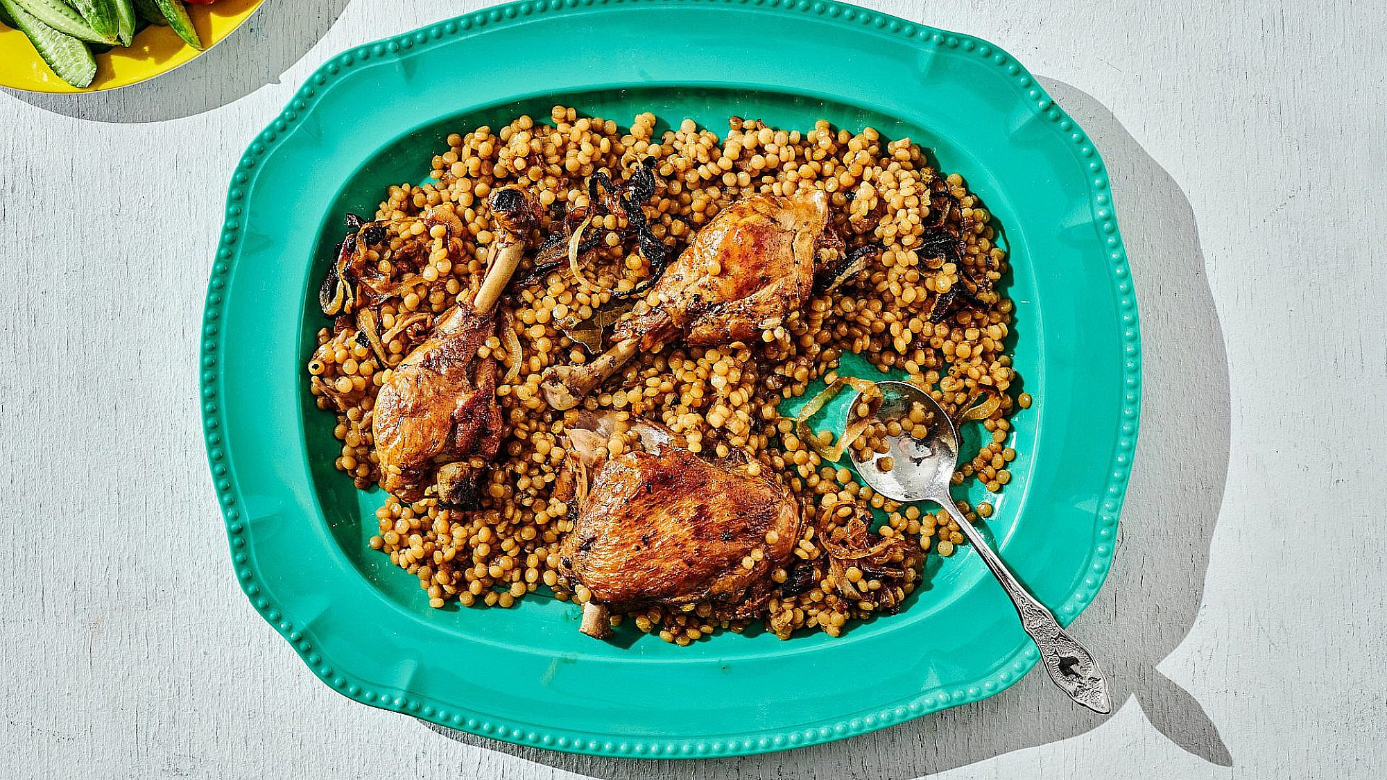 תבשיל עוף ופתיתים של רותם ליברזון | צילום: אמיר מנחם, כלים ואביזרים Sofi סופי, שוק הפשפשים, יפו