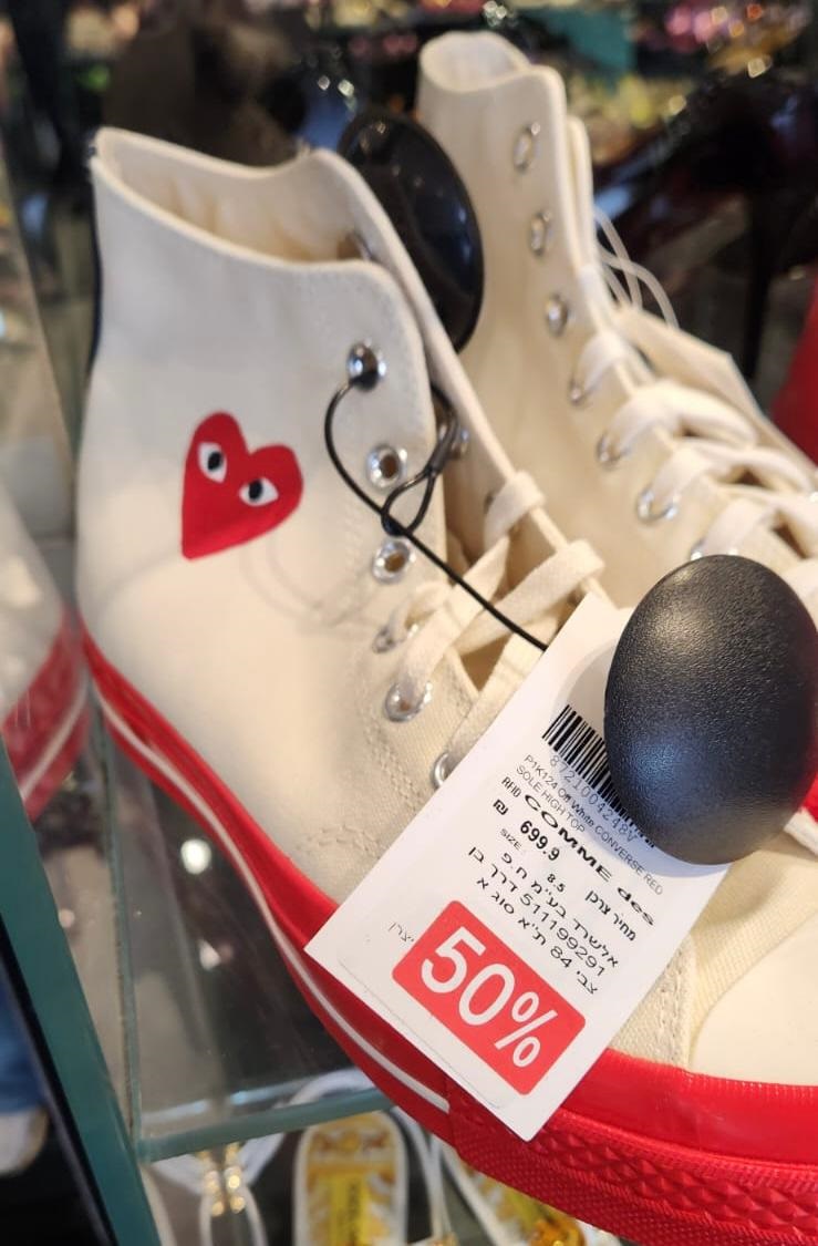 FACTORY54 Arena Pop-Up. סניקרס של קום דה גרסון וקונברס. מחיר: 699.90 ש&quot;ח לפני מבצע של 50 אחוז הנחה | צילום: עופרי איווניר