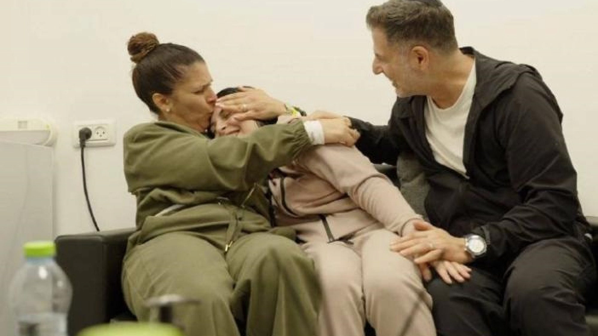 דניאלה גלבוע זוכה לחבק סופסוף את הוריה | צילום: רשתות חברתיות לפי סעיף 27