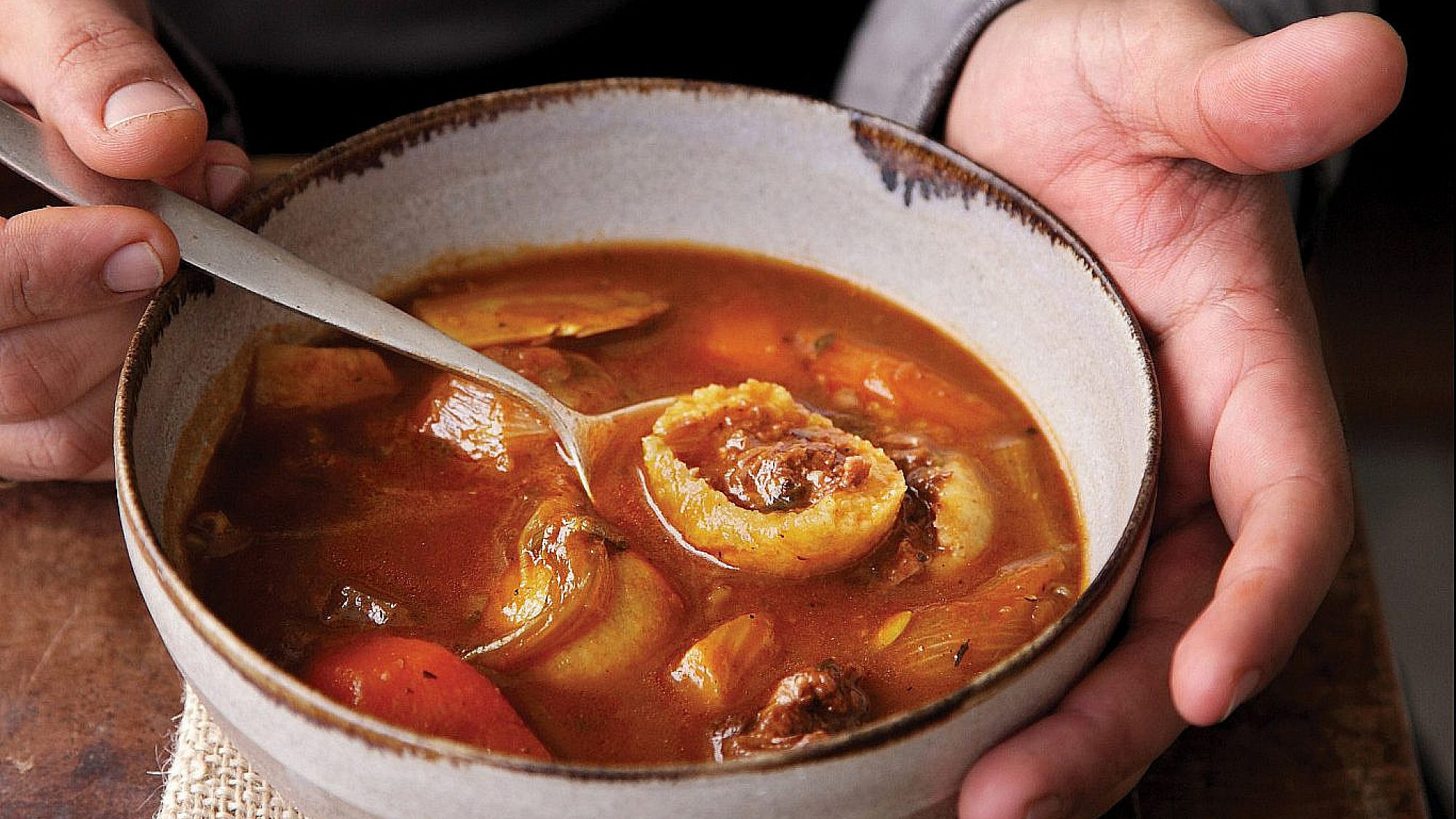 קובה בורגיניון של אמיר קרונברג | צילום: דניה ויינר, סגנון: אוריה גבע