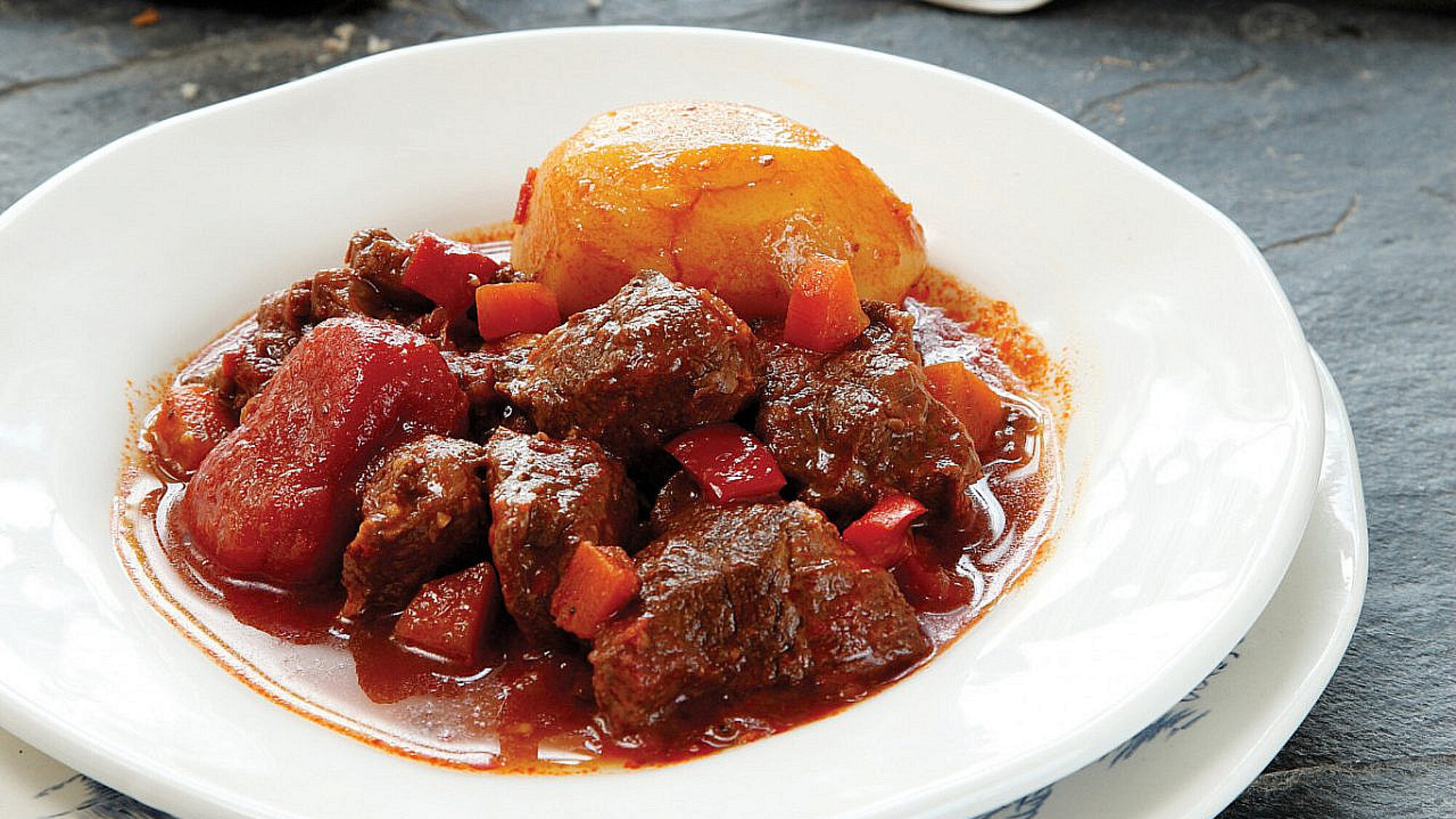 גולאש קיבוץ גלויות של רות אוליבר | צילום: דניה ויינר, סגנון: דלית רוסו