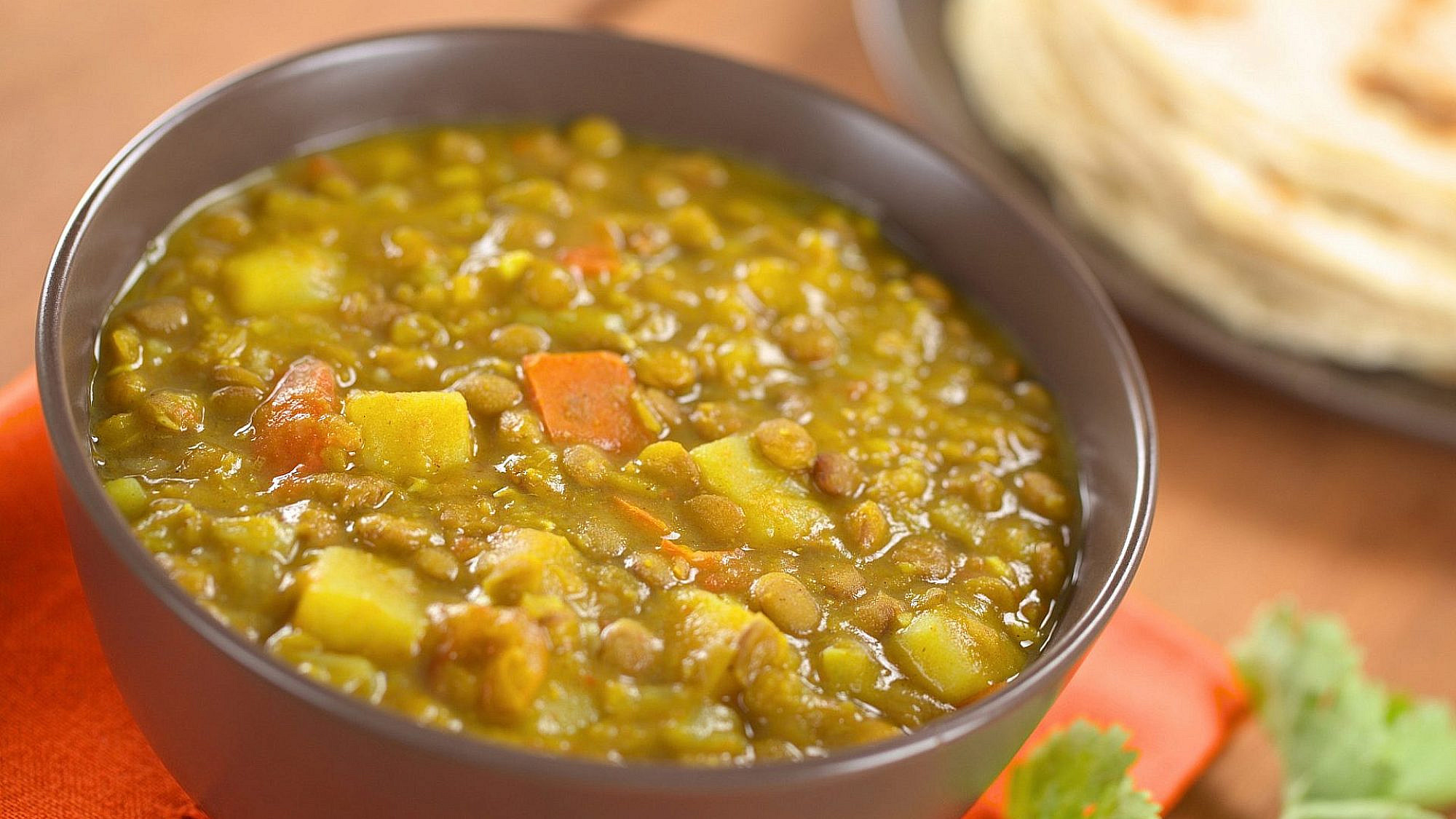 קארי עדשים ותפוחי אדמה | צילום: shutterstock