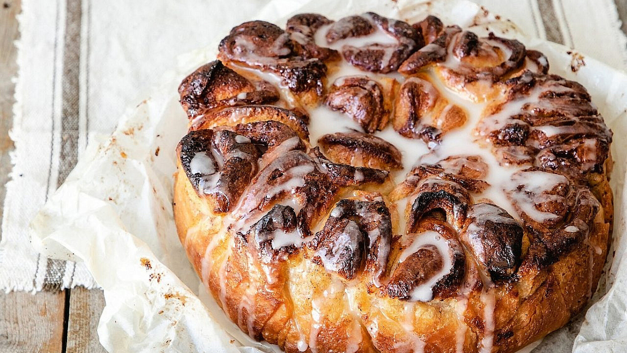 עוגת שושני שמרים עם קינמון של שף-קונדיטורית הילה בידרמן | צילום: שרית גופן. סטיילינג: ענת לבל עוגת שושני שמרים עם קינמון של שף-קונדיטורית הילה בידרמן | צילום: שרית גופן. סטיילינג: ענת לבל