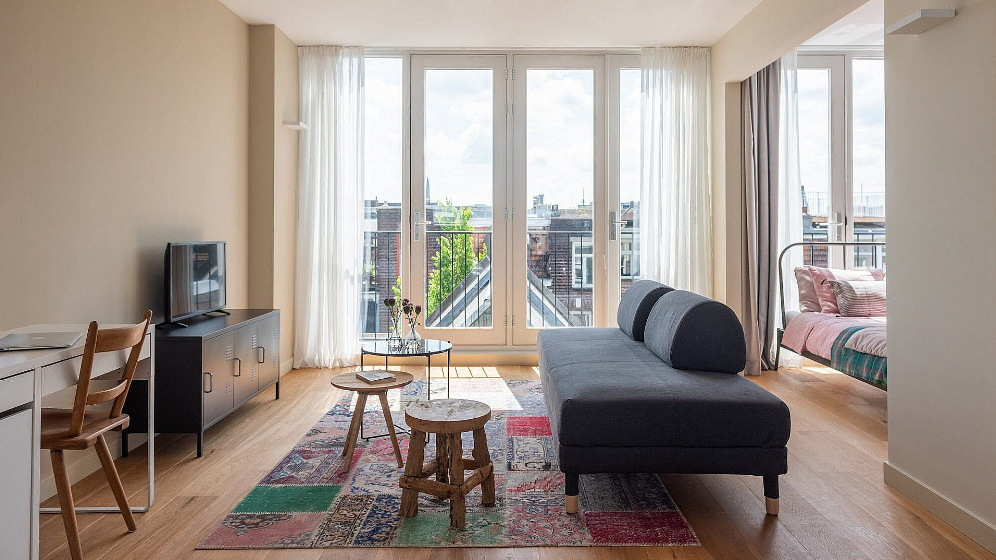 הקסם הרומנטי בבית לא תלוי בכמות הלבבות והפרחים. עיצוב: קרן גנס | צילום: SASA DANILOVIC הקסם הרומנטי בבית לא תלוי בכמות הלבבות והפרחים. עיצוב: קרן גנס | צילום: SASA DANILOVIC