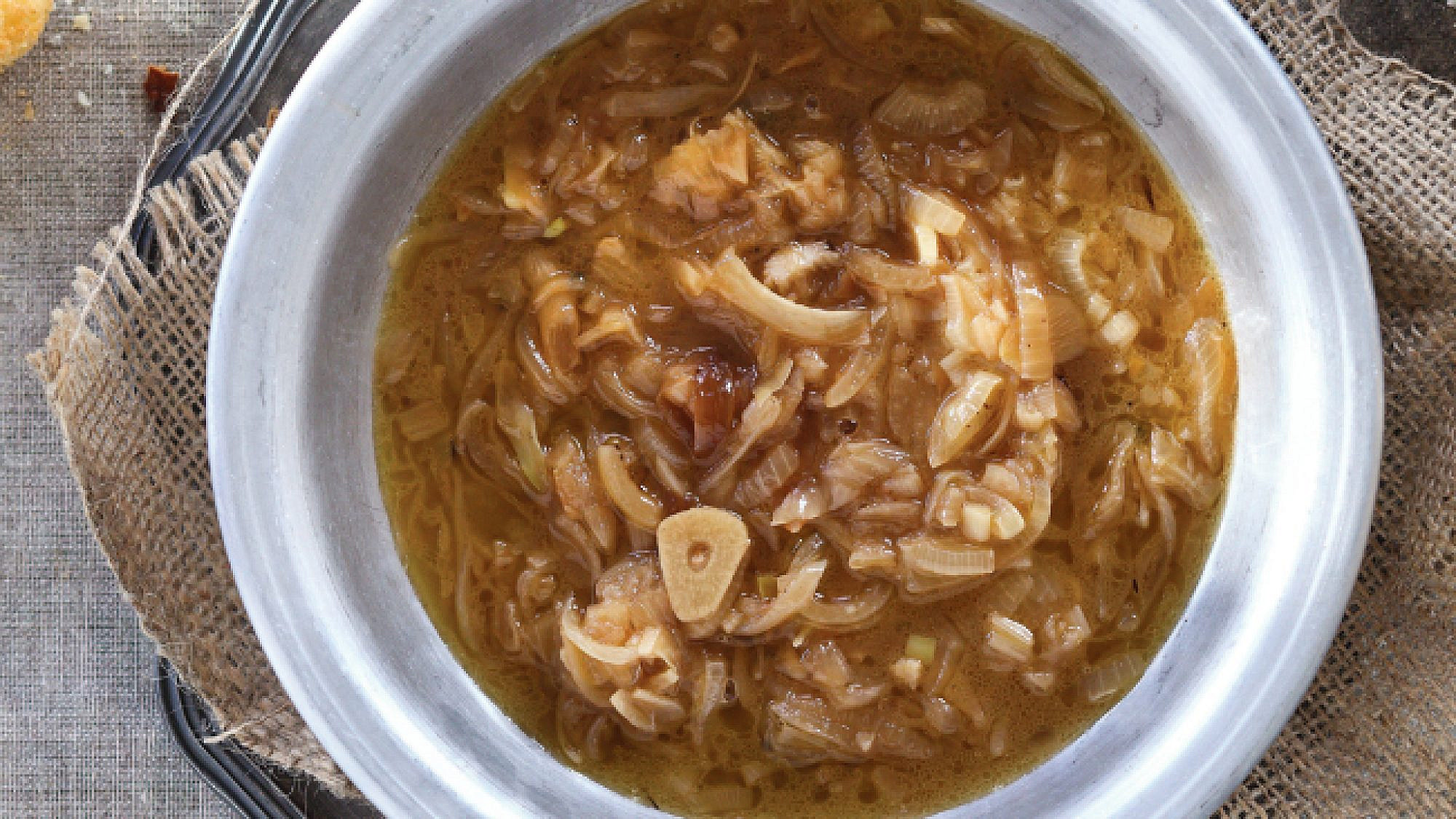 מרק בצל צרפתי עם פטנט | צילום: דן פרץ, סגנון: עמית פרבר