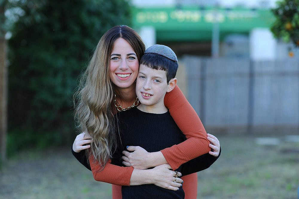 מושקי לנדאו עם בנה שניאור | צילום: דבורה סבאג