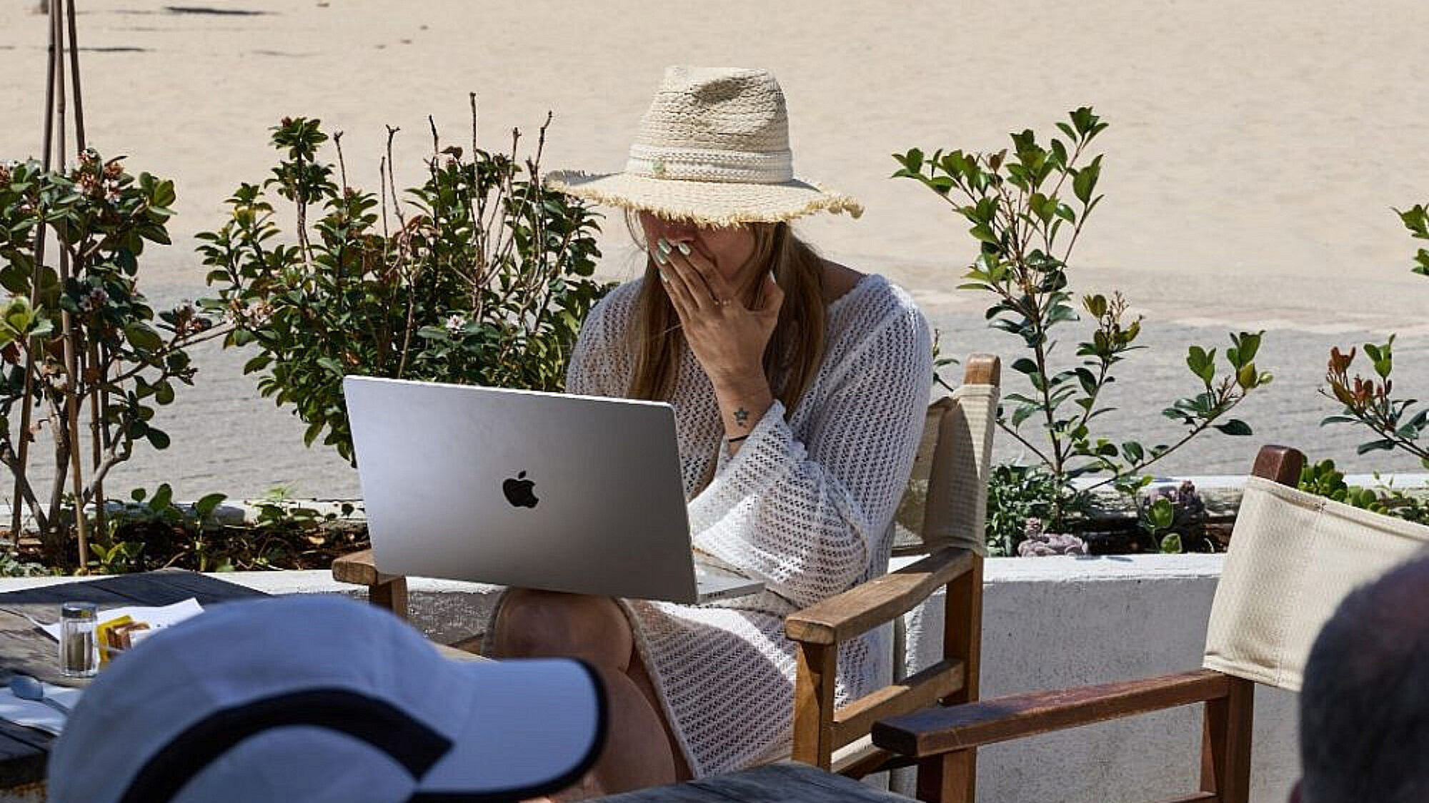 תיזהרו שלא יכנס חול ללפטופ. מציצים work place | צילום יח"צ