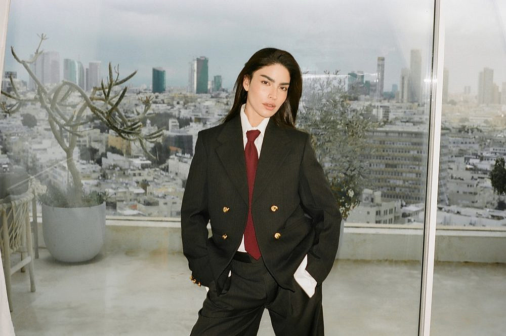 ספיר אביסרור בהפקת אופנה של פקטורי 54 לקולקצית אביב קיץ 2025 | צילום: סיימון אלמלם