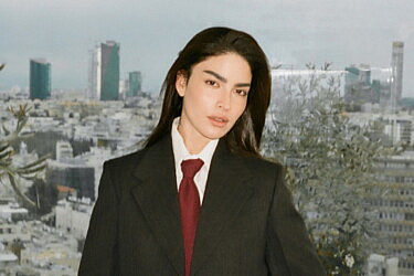 ספיר אביסרור בהפקת אופנה של פקטורי 54 לקולקצית אביב קיץ 2025 | צילום: סיימון אלמלם