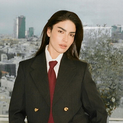 ספיר אביסרור בהפקת אופנה של פקטורי 54 לקולקצית אביב קיץ 2025 | צילום: סיימון אלמלם