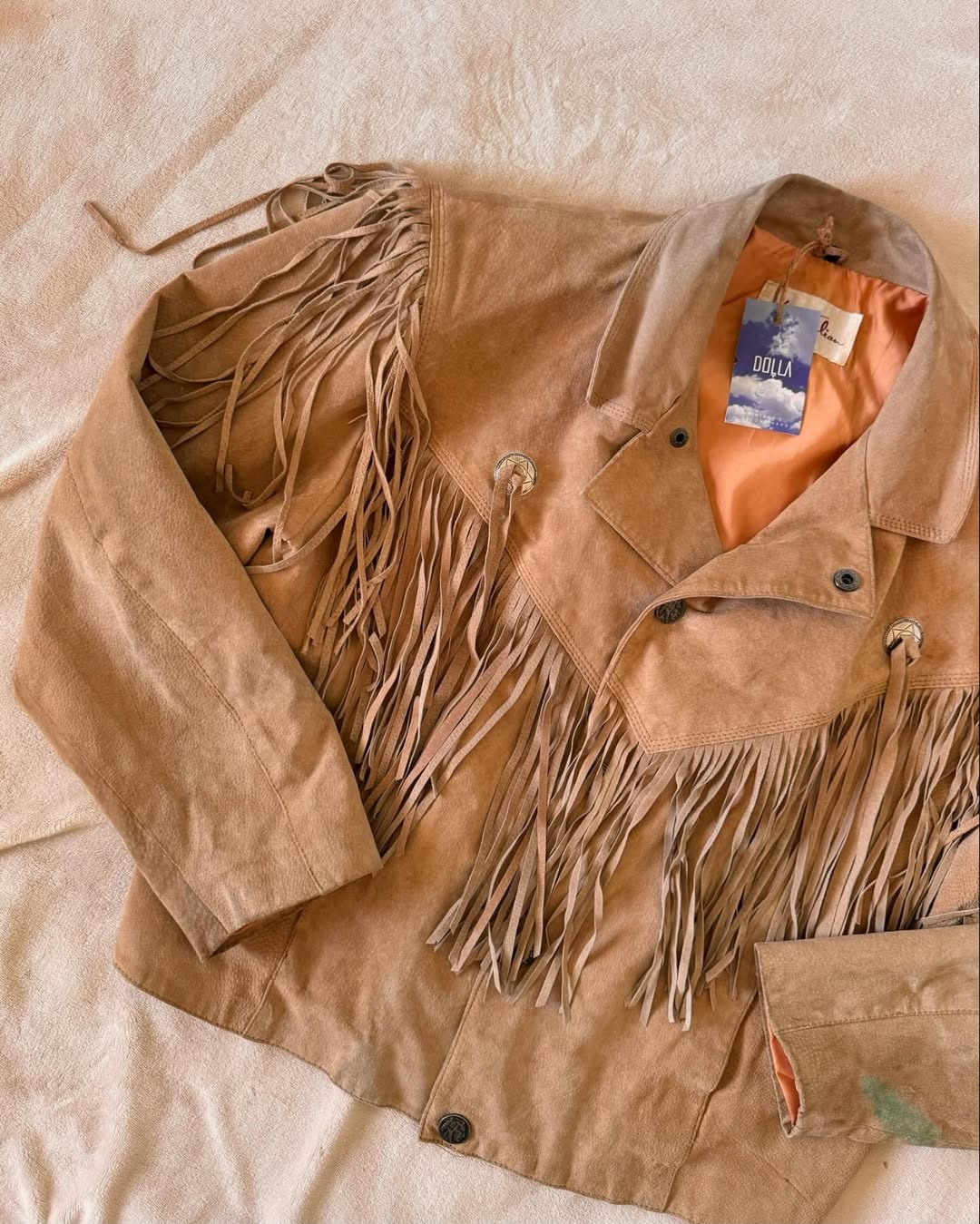 DOLLA TO WEAR, ז'קט עור עם פרנזים ביריד Vintage Me Up בתל אביב | צילום: אינסטגרם dolla_to_wear@