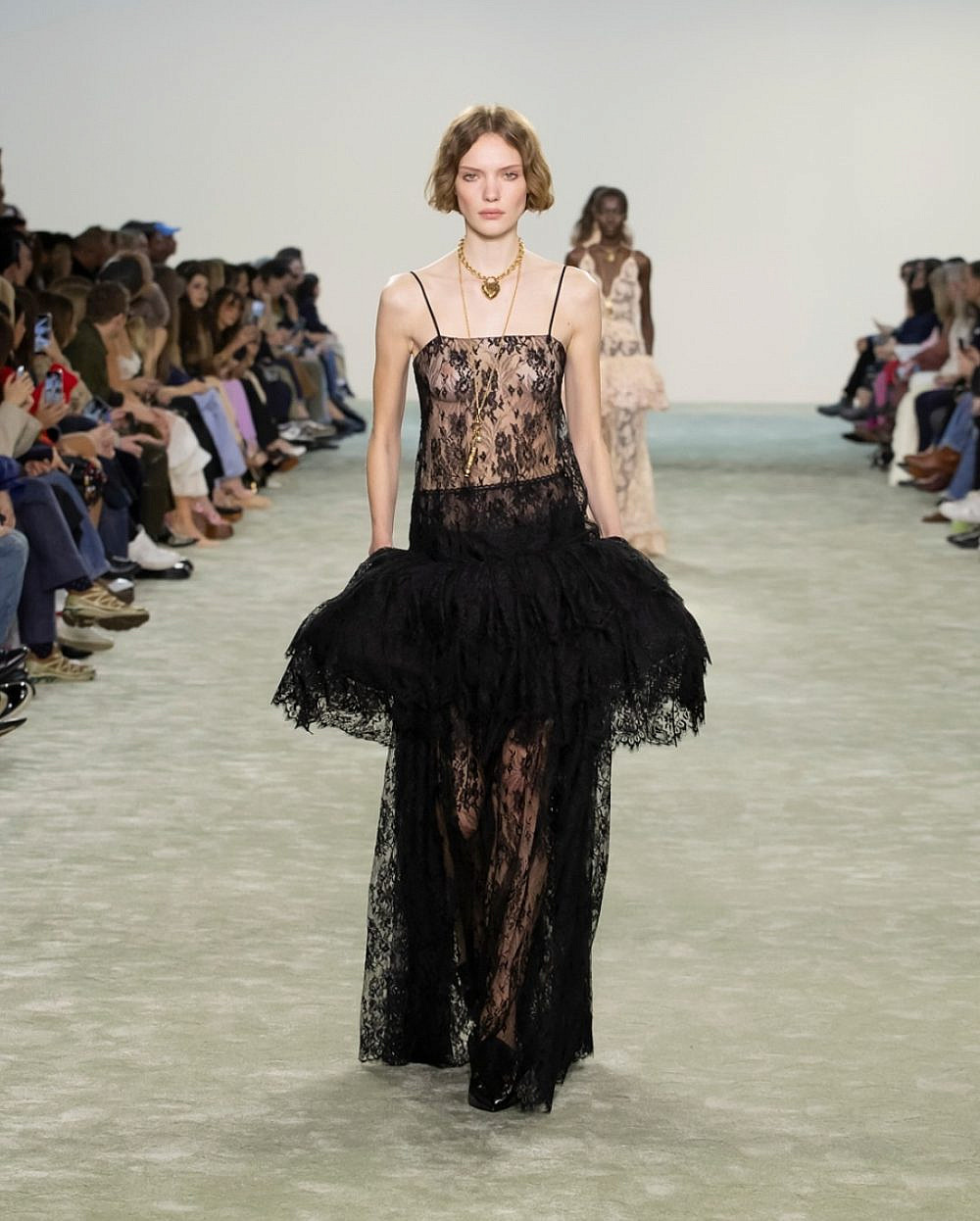 שמלה של קלואה | צילום: אינסטגרם chloe@