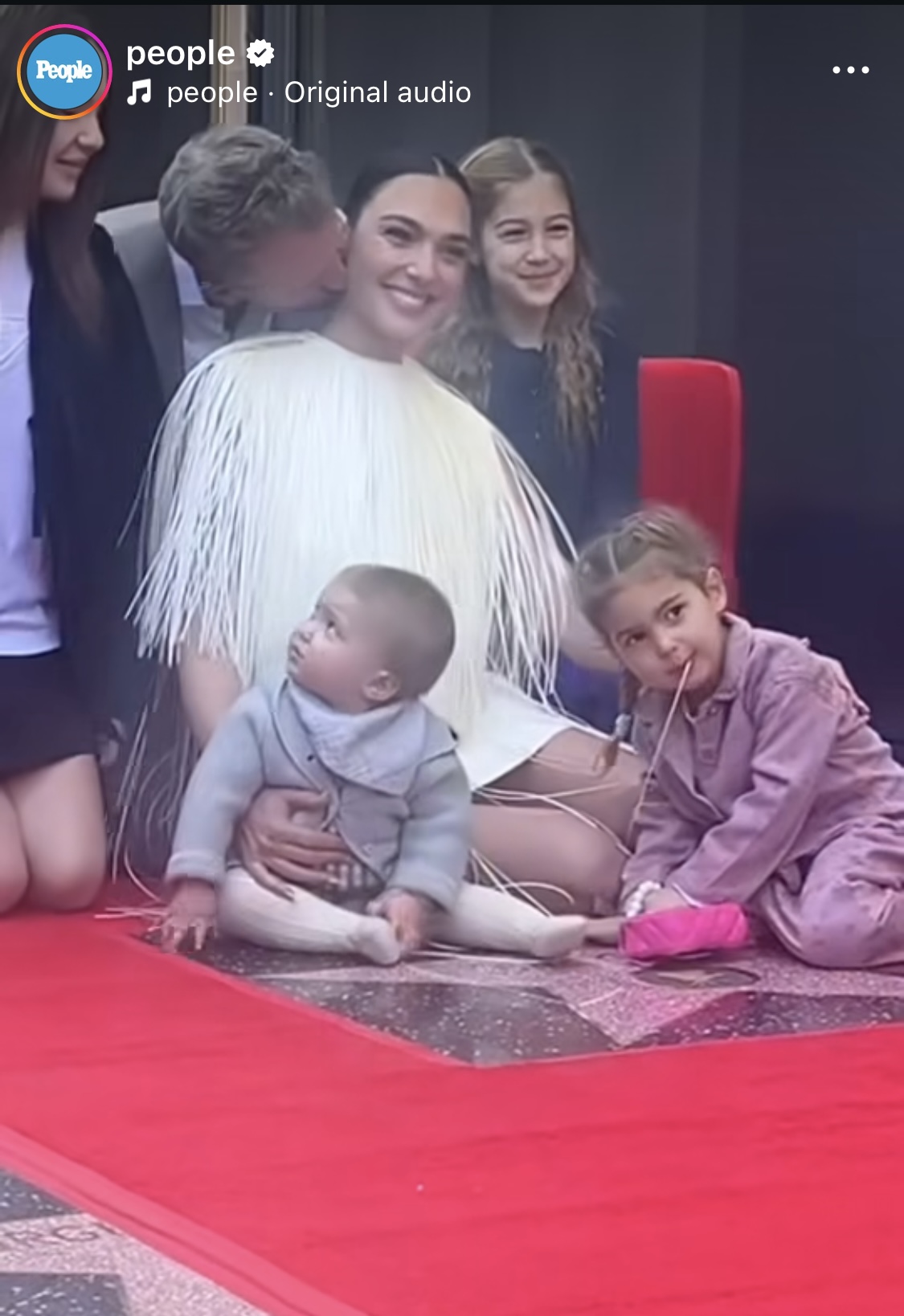 גל גדות ומשפחתה בטקס קבלת הכוכב בשדרות הכוכבים של הוליווד | צילום: אינסטגרם people@