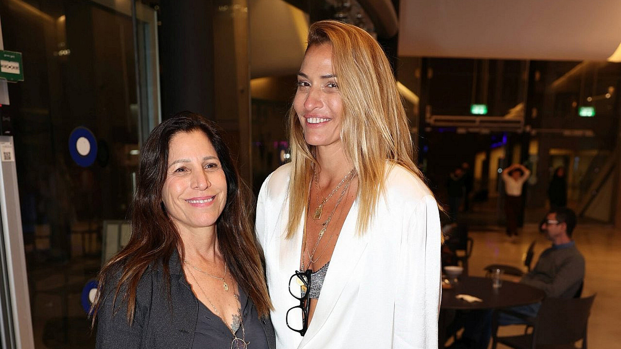 תני לי יד, תני לי מקום. אורנה בנאי ובת הזוג עדי כהן בפרימיירה למחזמר "היי אוון הנסן" | צילום: אור גפן תני לי יד, תני לי מקום. אורנה בנאי ובת הזוג עדי כהן בפרימיירה למחזמר "היי אוון הנסן" | צילום: אור גפן