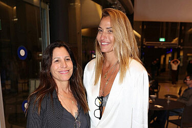 תני לי יד, תני לי מקום. אורנה בנאי ובת הזוג עדי כהן בפרימיירה למחזמר "היי אוון הנסן" | צילום: אור גפן