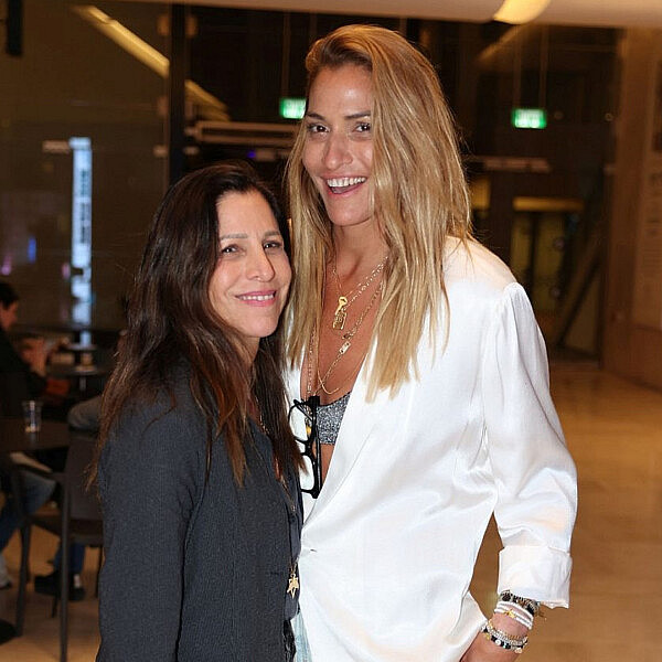 אורנה בנאי ובת הזוג עדי כהן בפרימיירה למחזמר "היי אוון הנסן" | צילום: אור גפן