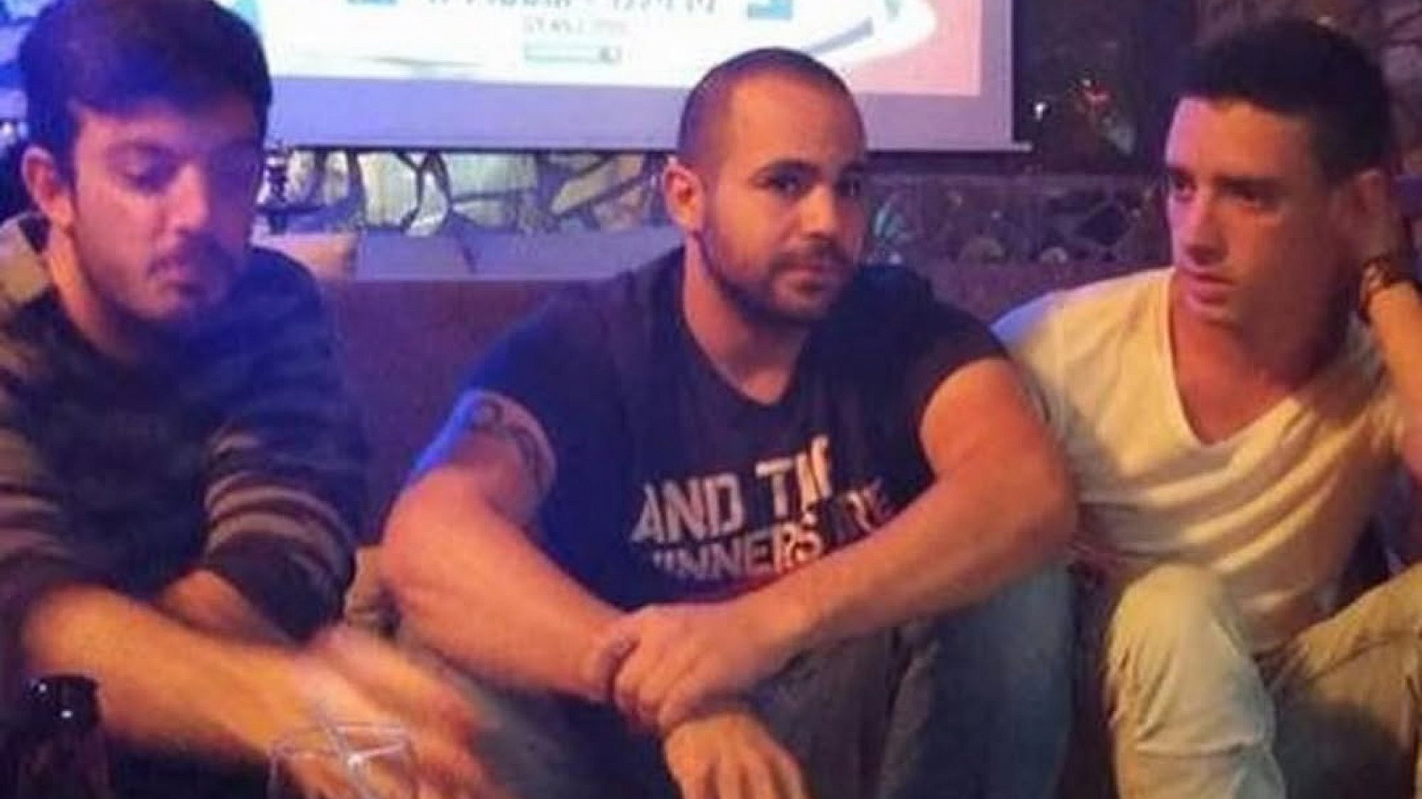 ירדן ביבס זועק בשם חבריו אריאל קוניו (מימין) ודוד קוניו (משמאל) החטופים בעזה | צילום: yardenbibas@