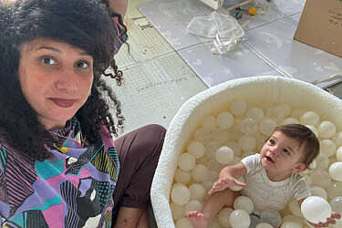 איך אומרים את המילה "מת" לילדה בת שנה וחמישה חודשים? שי-לי עטרי וינר ובתה שייה | צילום: באדיבות המצולמת