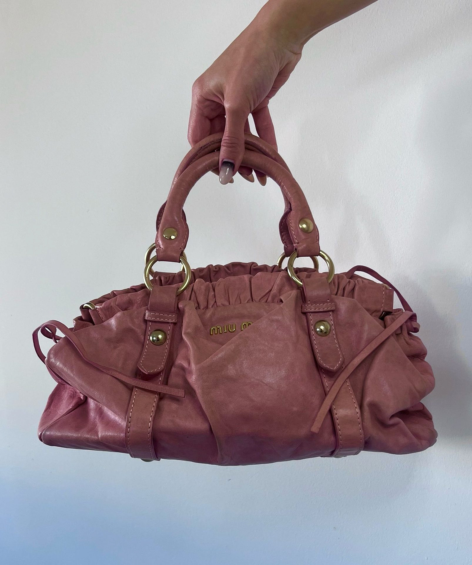 HAKUSIT. תיק וינטג' של מיו מיו, ביריד Vintage Me Up בתל אביב | צילום: אינסטגרם hakusit@