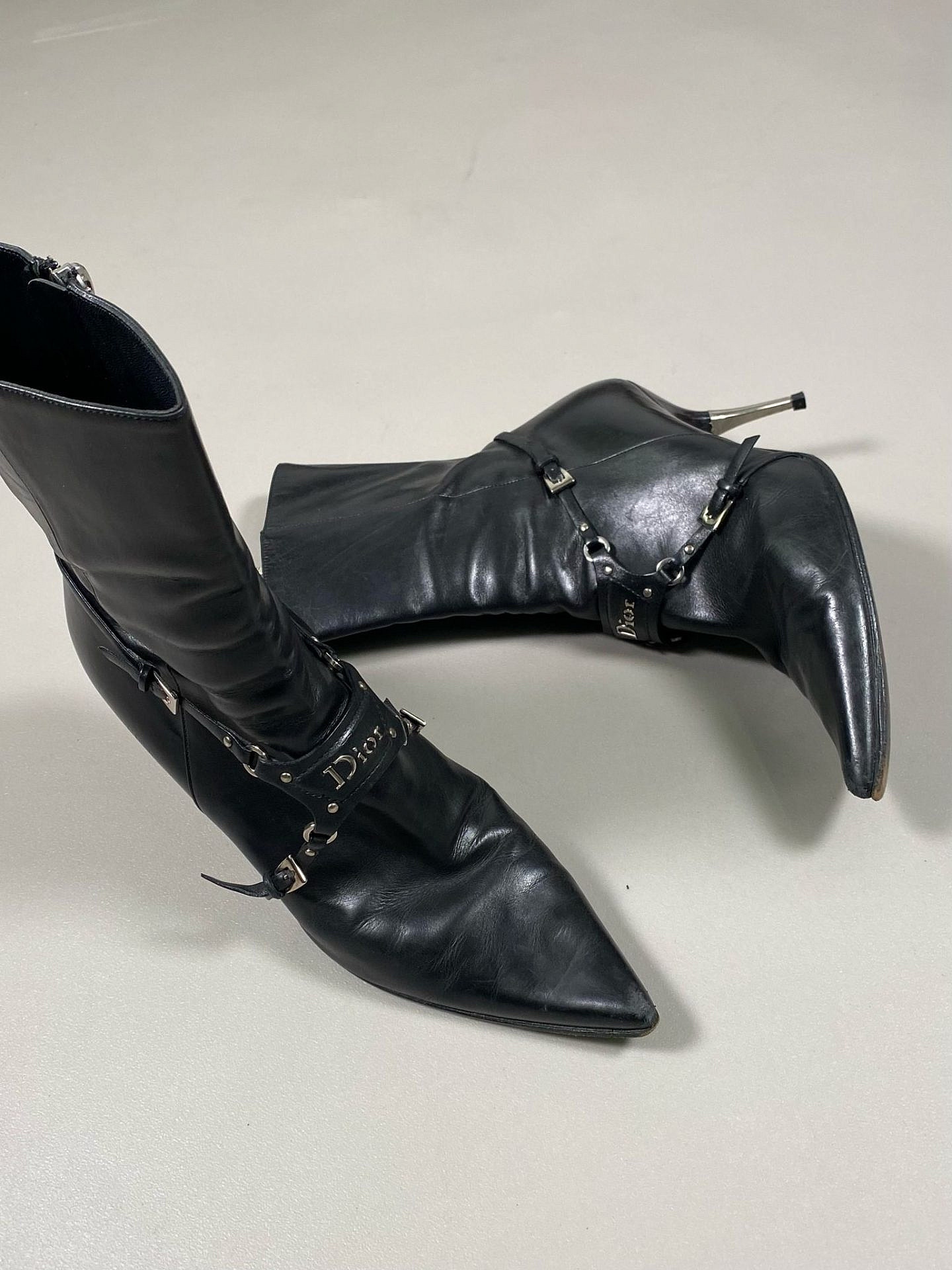 JADID. מגפי וינטג' של דיור מתחילת שנות ה-2000, ביריד Vintage Me Up בתל אביב | צילום: אינסטגרם jadid_____@