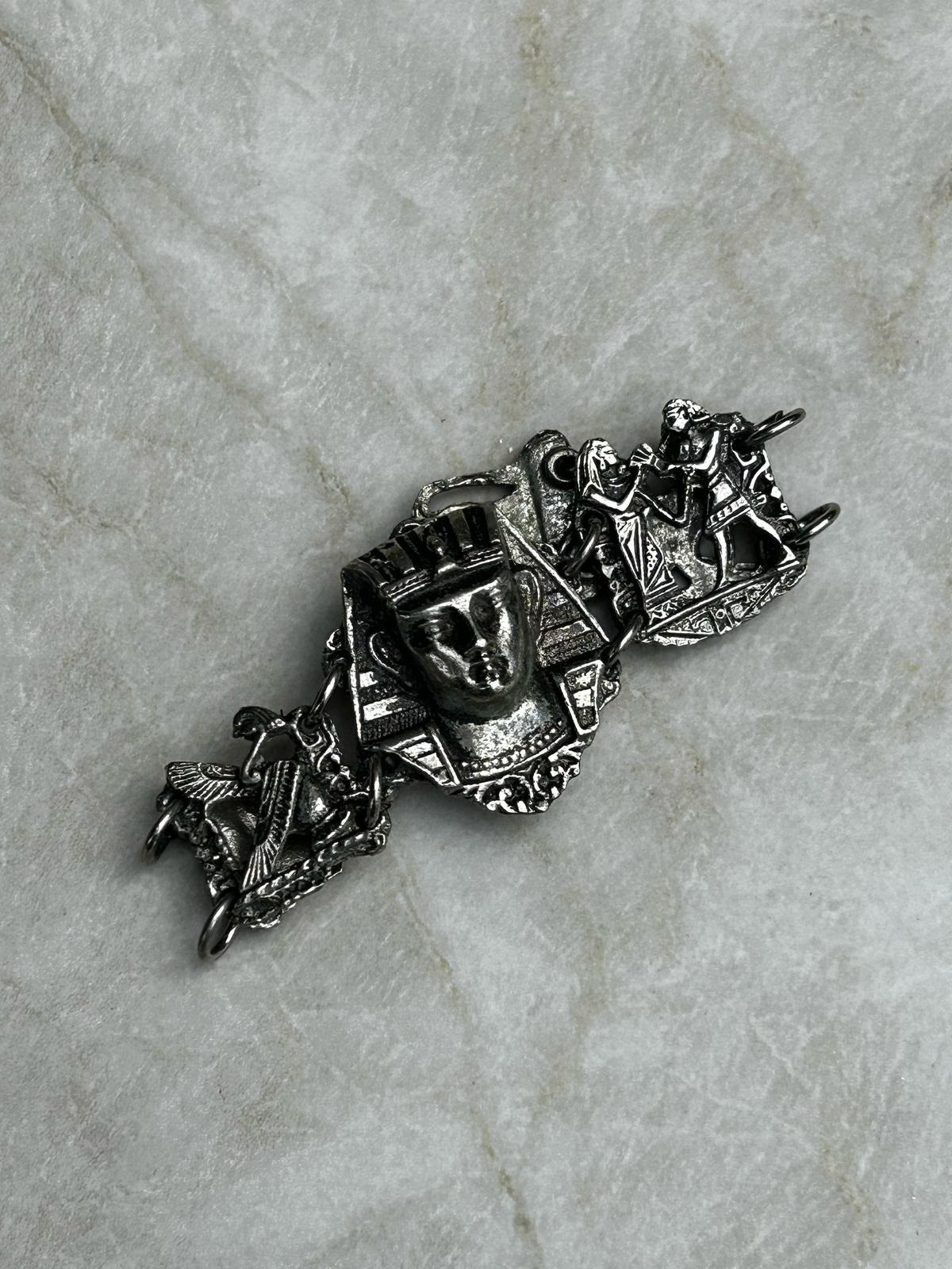 TIMELESS PIECES. צמיד בסגנון מצרי, ביריד Vintage Me Up בתל אביב | צילום: אינסטגרם _timeless_pieces_@