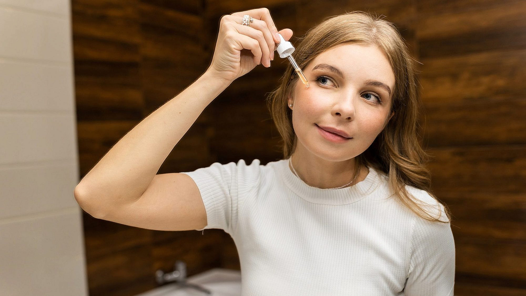 סרום עיניים מרענן שמחזיר עודף ממאה? לקחנו | צילום אילוסטרציה: freepik