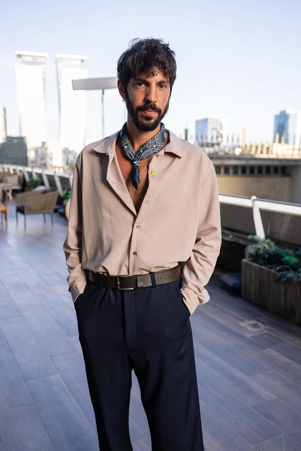 שקד ביטון והמטפחת | צילום: אורטל דהן זיו