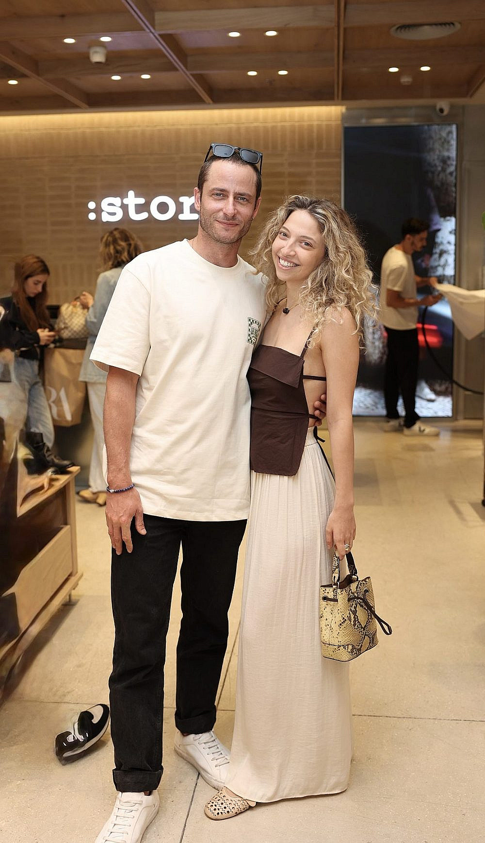 מיכאל אלוני ובת זוגו בהשקת החנות החדשה של רשת סטורי | צילום: אור גפן