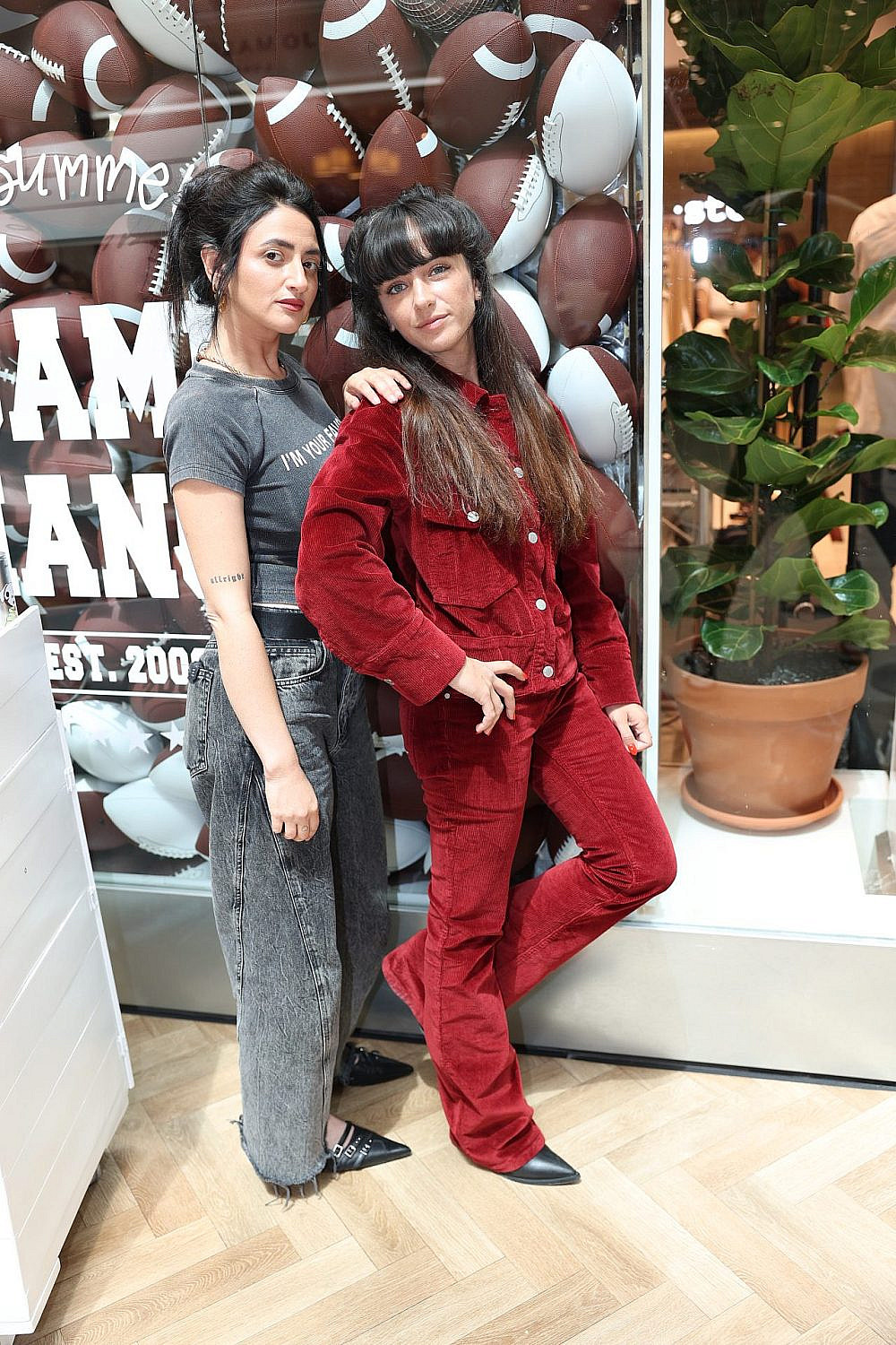 אלי סטיין ועינת הולנד בהשקת החנות החדשה של רשת סטורי. עינת: חליפה: דה רוקוקו, נעליים ותיק: אולסיינטס, אלי: מכנסיים: אולסיינטס, נעליים: ווגבונד | צילום: אור גפן