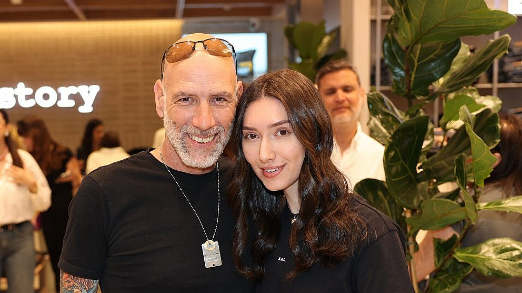 דדי קול. זיו קורן ובתו שירה גוטמן בהשקת החנות החדשה של רשת סטורי | צילום: אור גפן