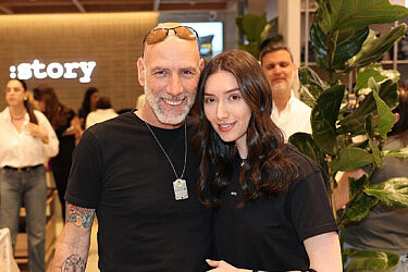 דדי קול. זיו קורן ובתו שירה גוטמן בהשקת החנות החדשה של רשת סטורי | צילום: אור גפן