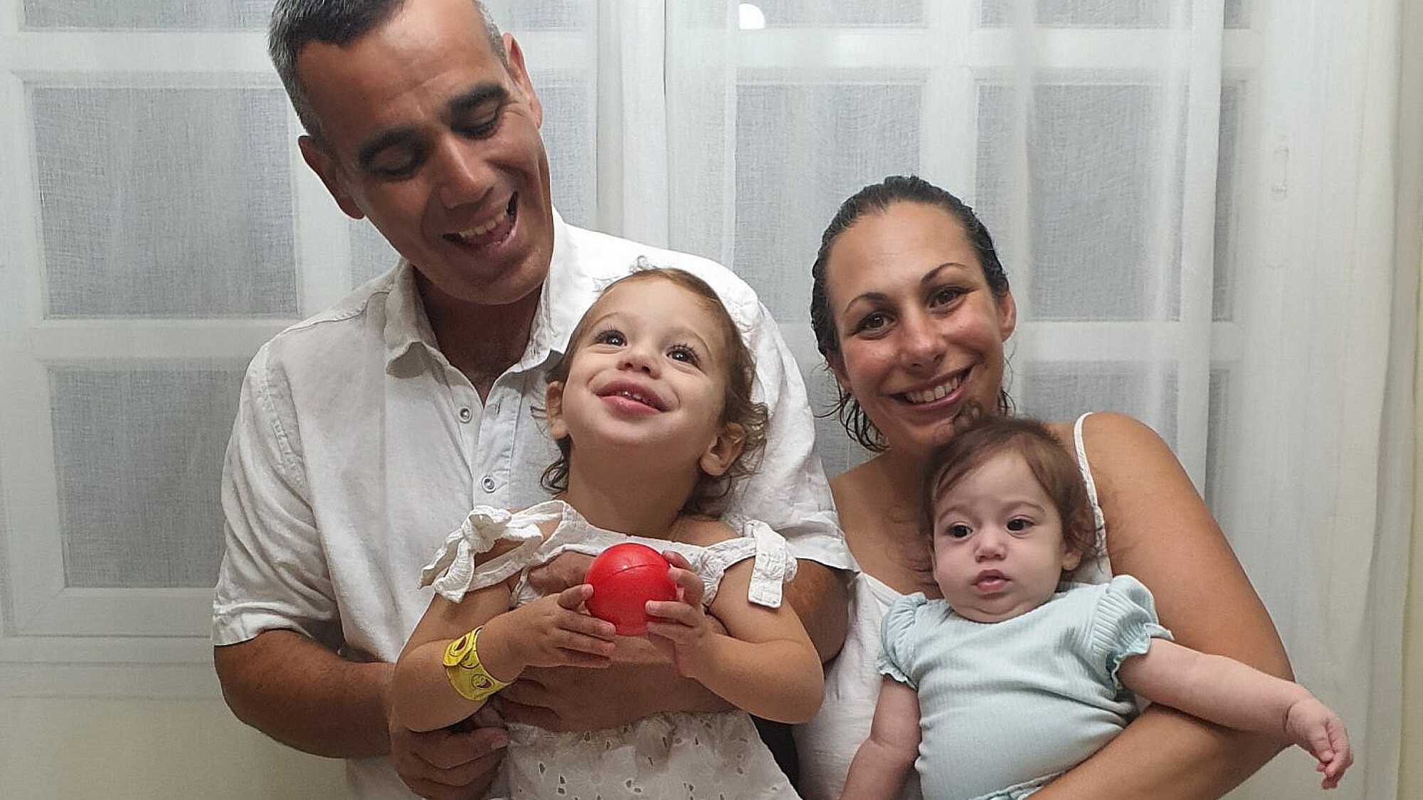 עמרי מירן לצד לישי לביא מירן ובנותיהם, ראש השנה 2023 | צילום: באדיבות המשפחה