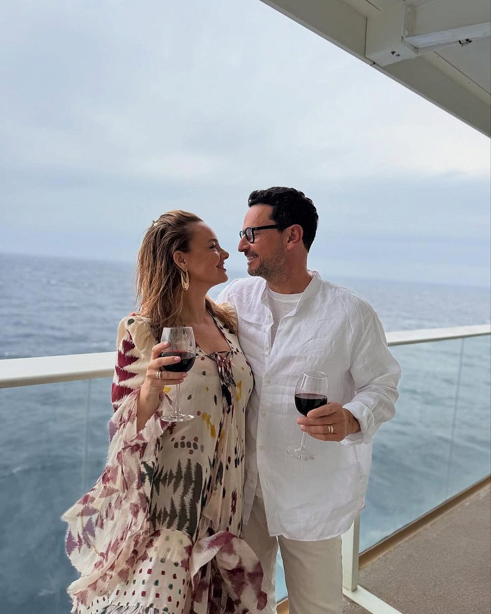 שמלה שמלהיטה את הפיד. יעל בר זוהר וגיא זוארץ | צילום: אינסטגרם yaelbarzohar@