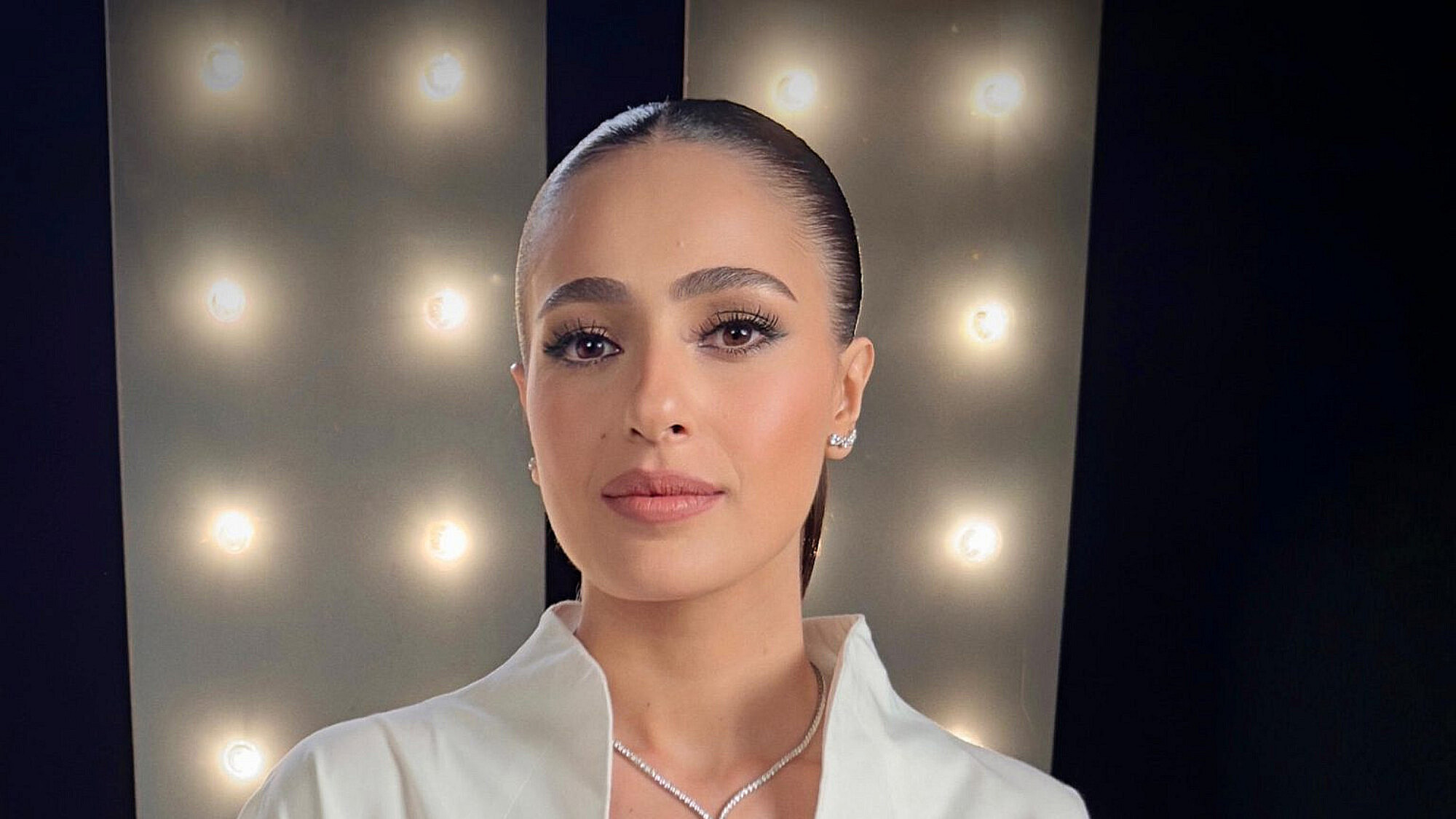 מובי-סטאר. לוסי איוב בבגד של המעצב דרור קונטנטו וסטיילינג של סיון חימי | צילום ושיער: אדיר יעקב מובי-סטאר. לוסי איוב בבגד של המעצב דרור קונטנטו וסטיילינג של סיון חימי | צילום ושיער: אדיר יעקב