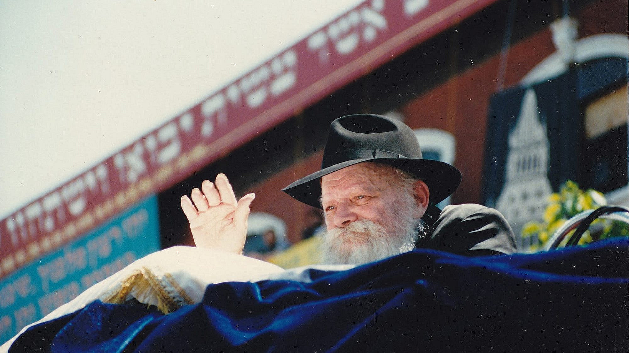 סליחה, אבל אתה לא קשור. הרבי מלובביץ' ז"ל | צילום: מרדכי ברון/ויקיפדיה/CC-By-SA 3/0